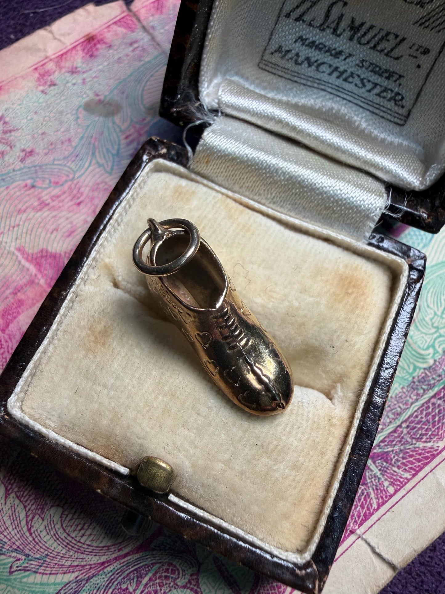 Gold boot 9 ct engraved with lovehearts