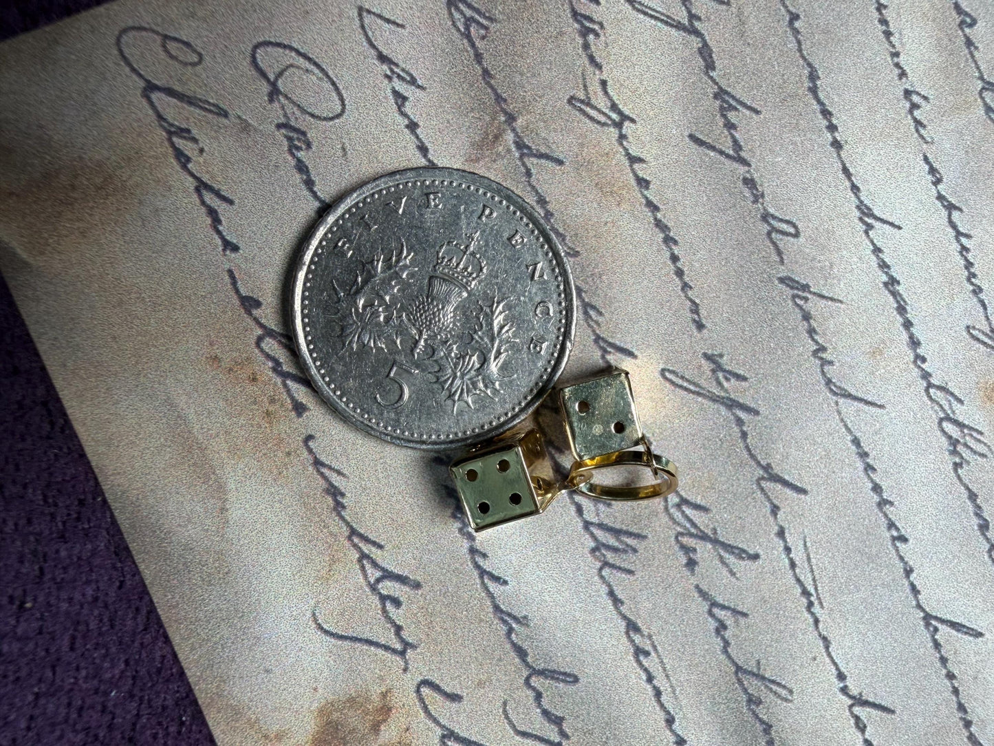 A pair of cute dice - 9ct gold