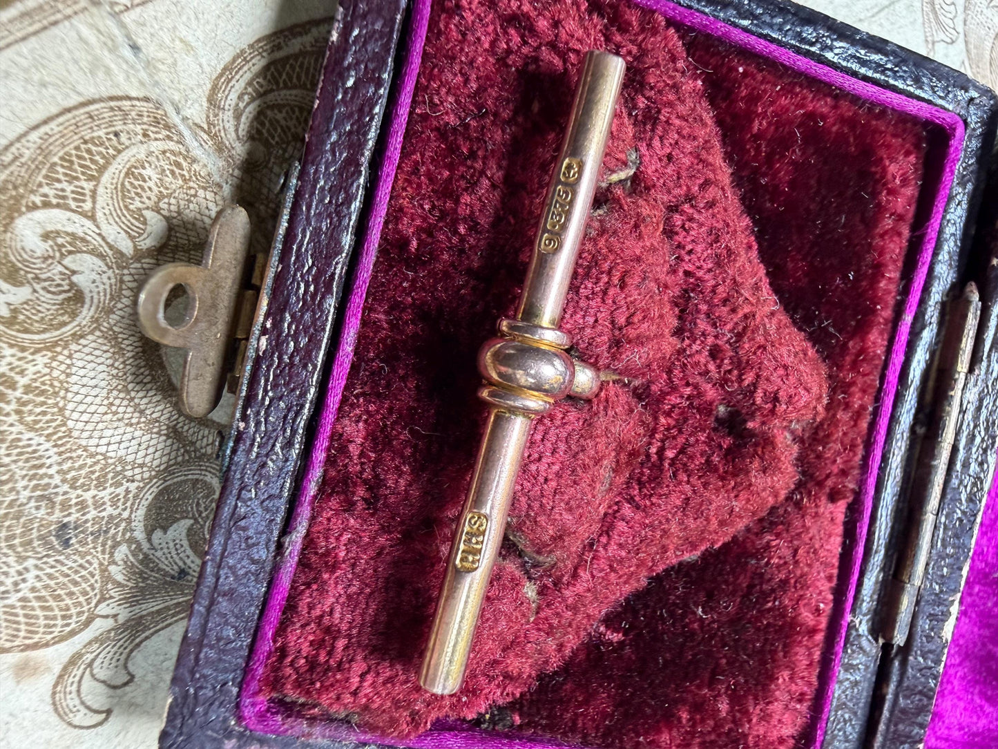 9ct rose gold T bar - excellent condition vintage/ hallmarked HHS 9 374 3.3 g