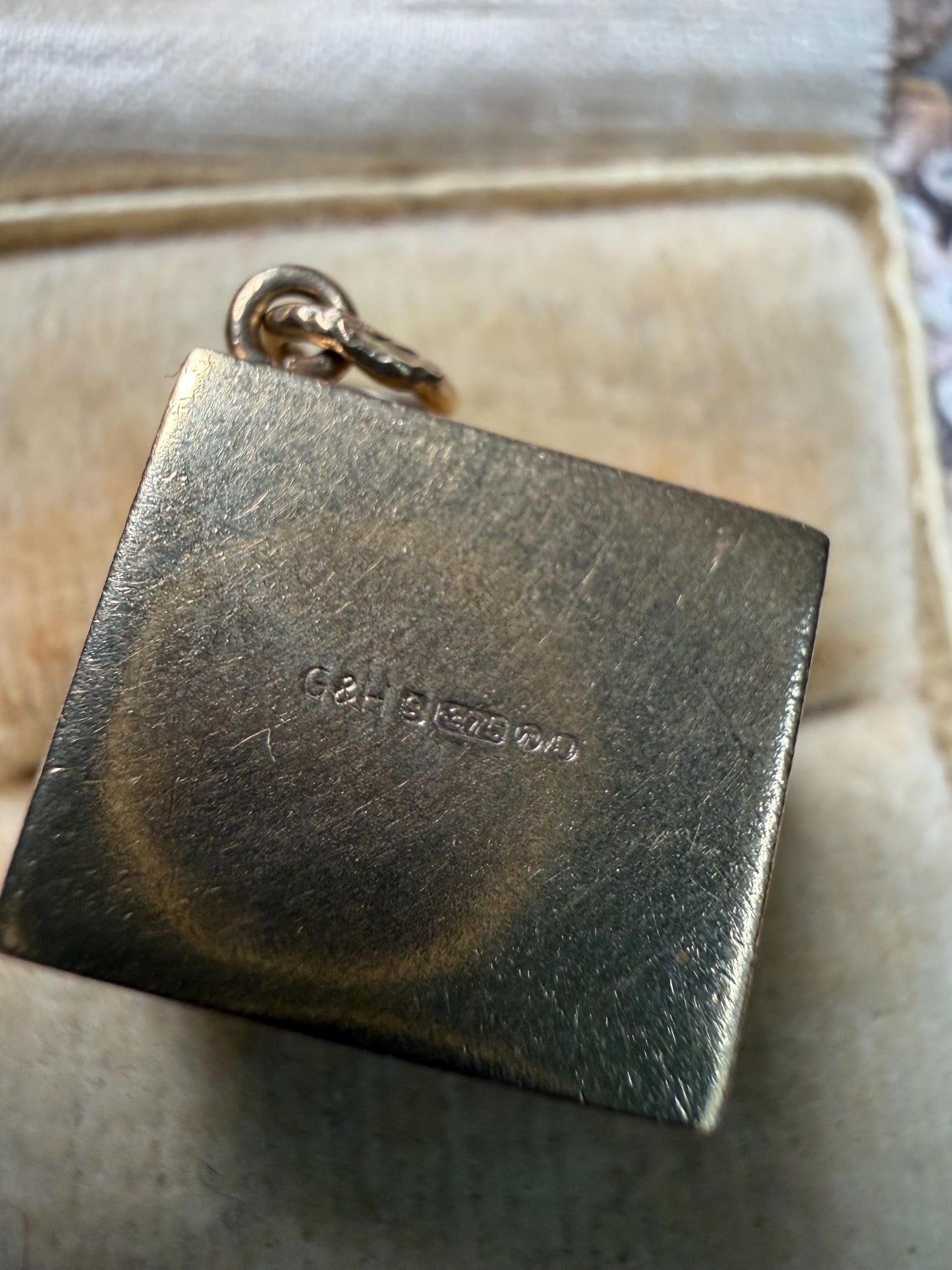 An old 10 pound note in a cute gold box