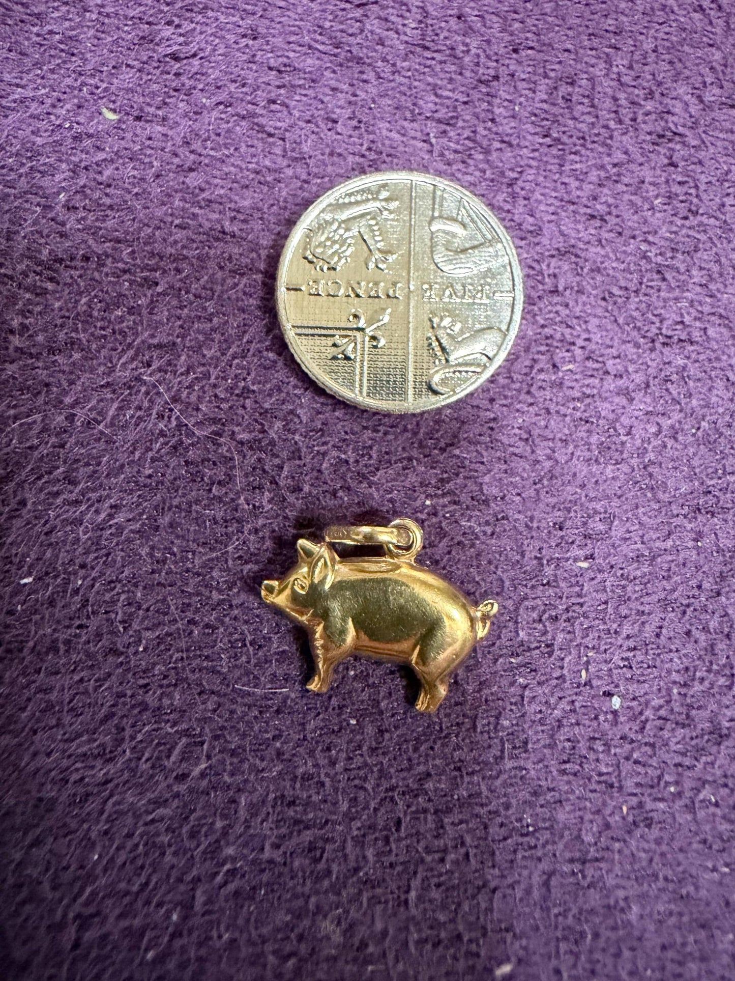 9ct gold pig charm -.72 g