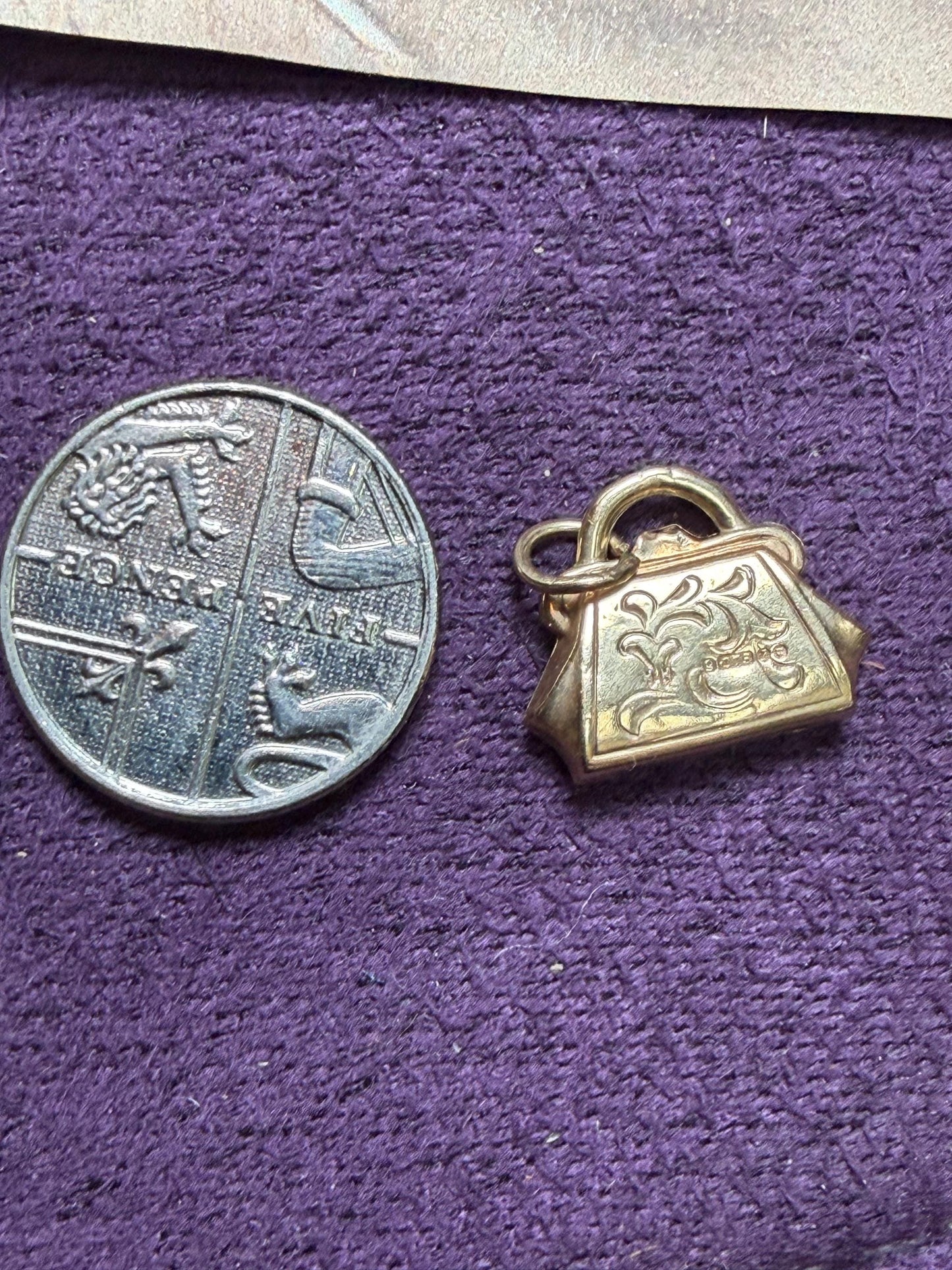 Very cute engraved handbag charm - vintage 9 ct gold