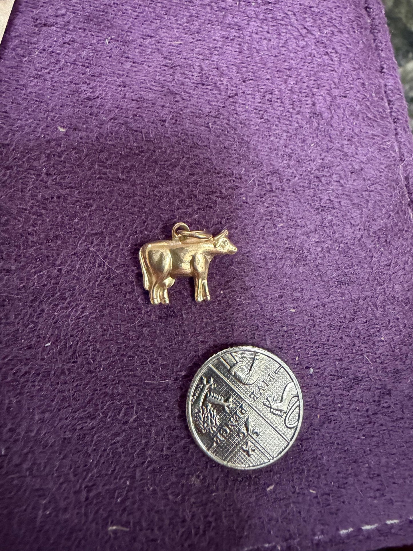 9ct gold cow charm - .57 g - small but lovely hallmarks. WJP 9 375