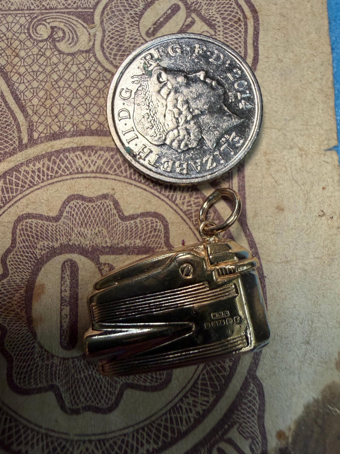 Lighter 9ct gold charm - beautiful condition full hallmarks - non - working item !