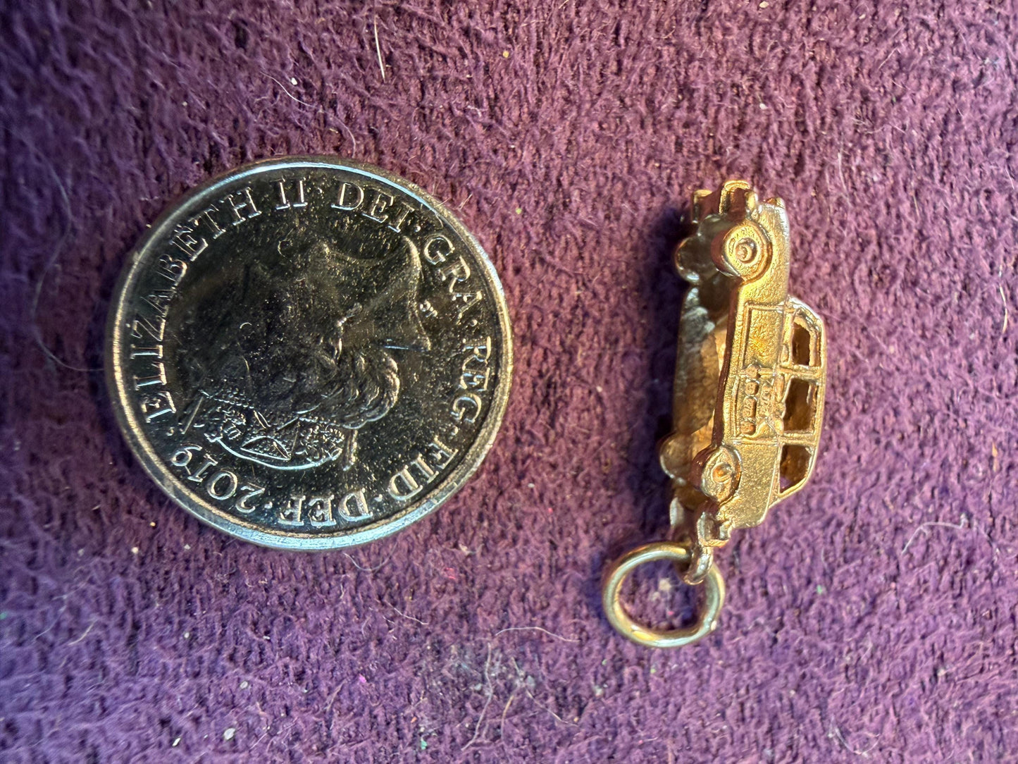 Lovely 9 ct gold London Taxi beautifully hallmarked .