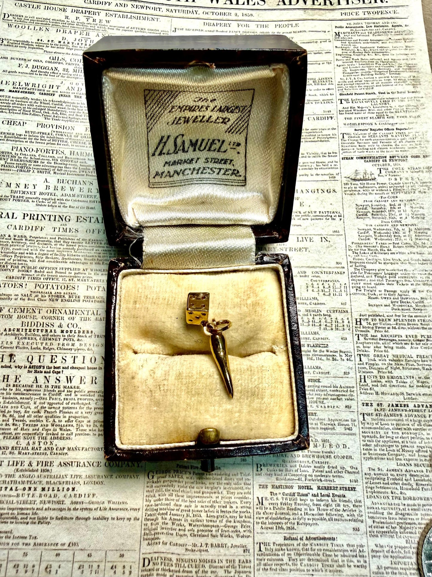 Charming 9ct horn and dice - really lovely miniature charms