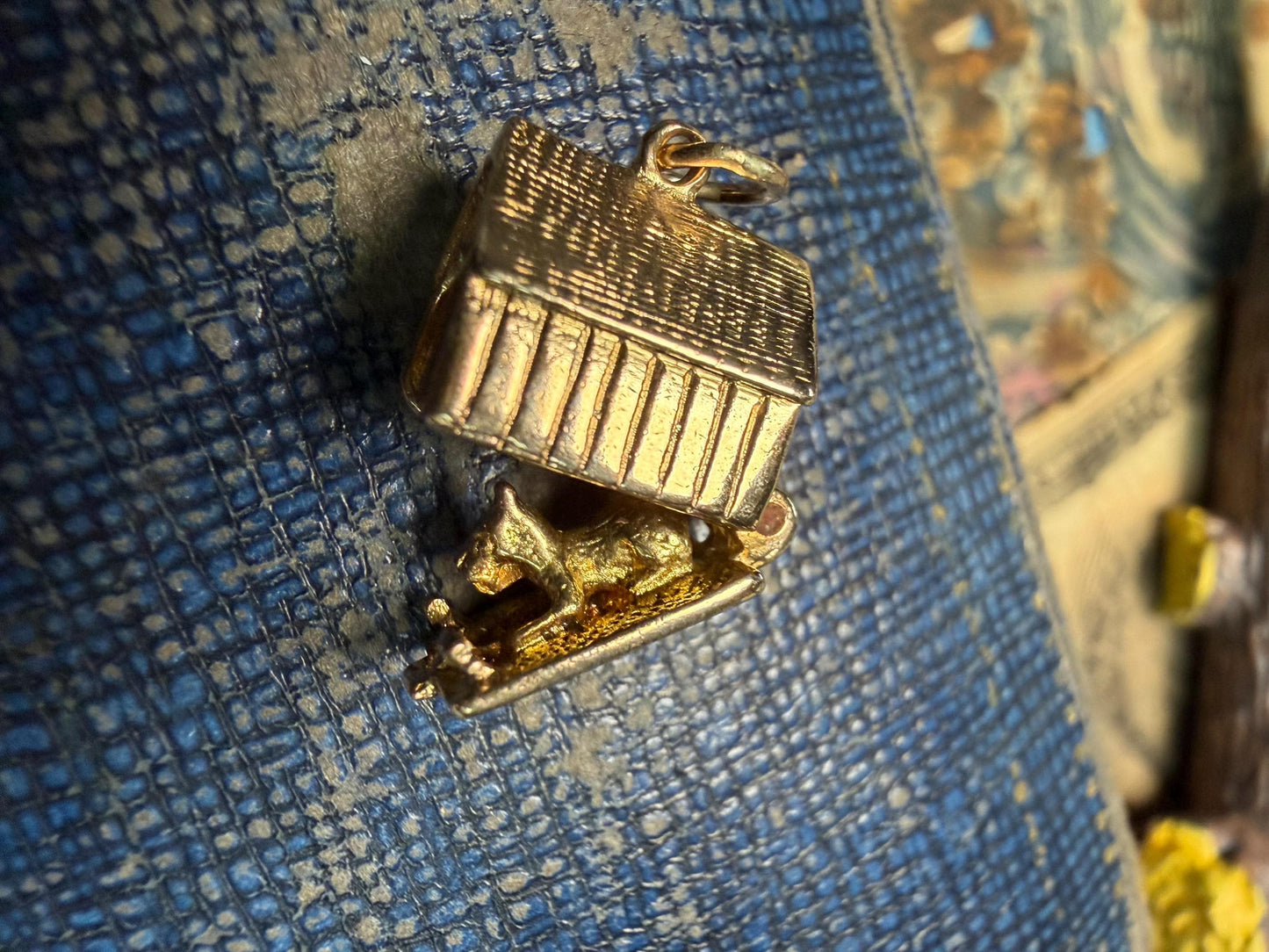 Dog in kennel charm - 4.19 grammes in weight / hallmarked - beautiful condition