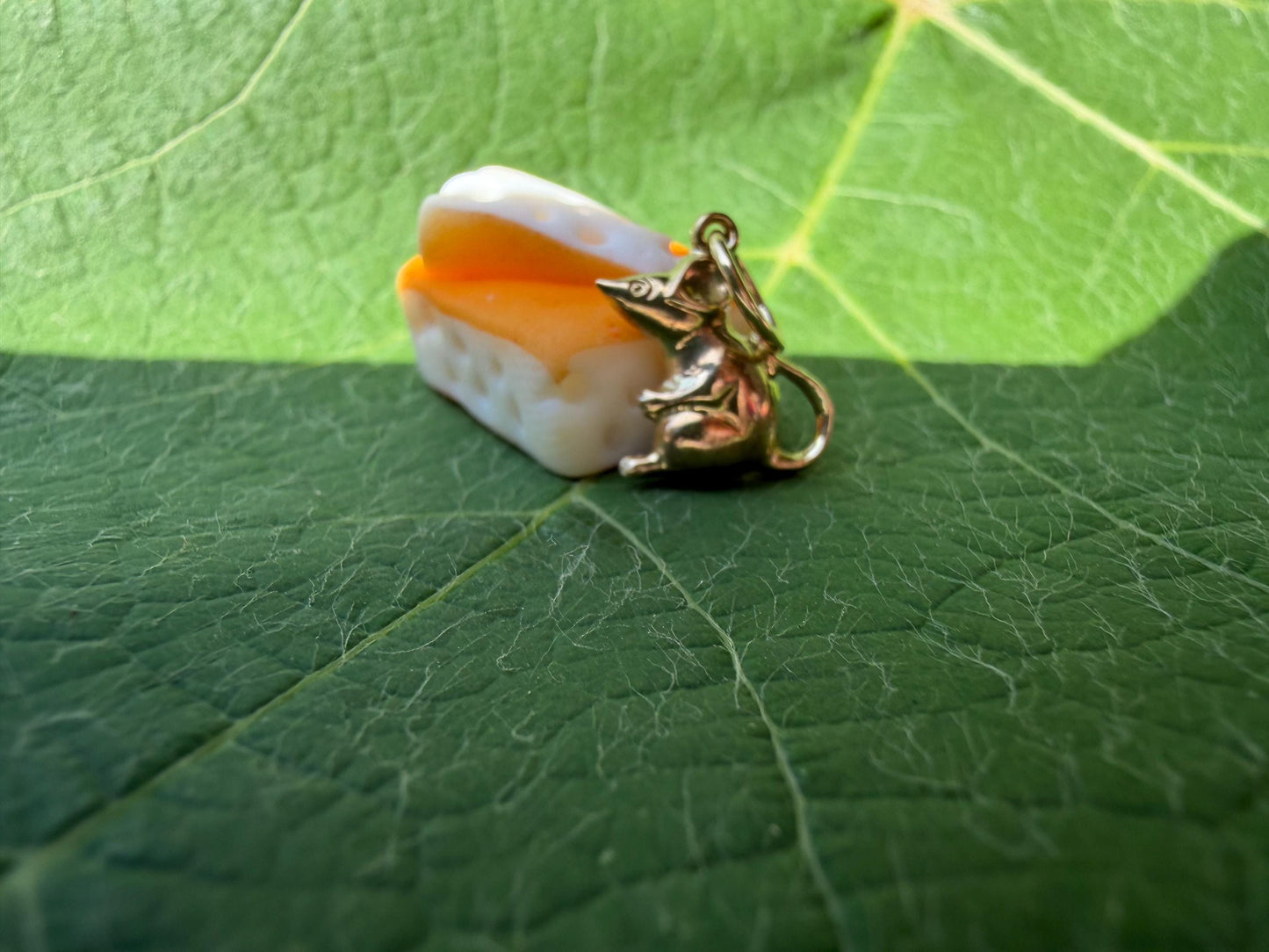 9ct gold tiny mouse / hallmarked
