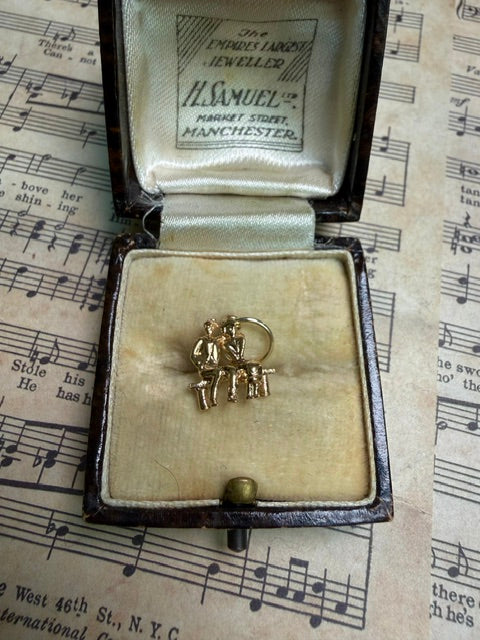 Vintage 9ct Gold Family on a Park Bench Charm
