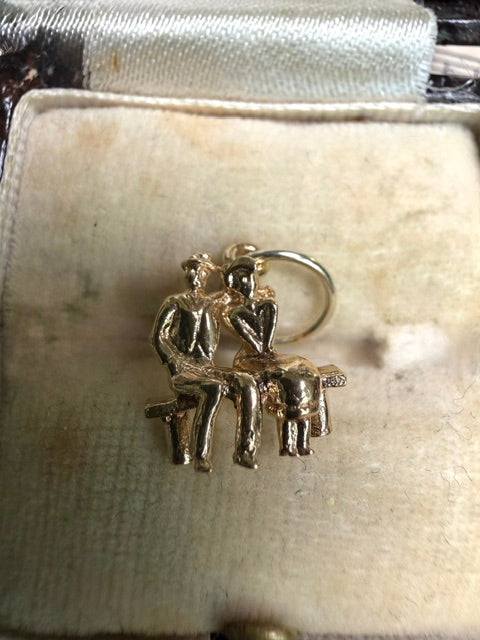 Vintage 9ct Gold Family on a Park Bench Charm