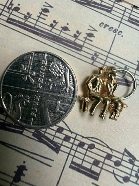Vintage 9ct Gold Family on a Park Bench Charm