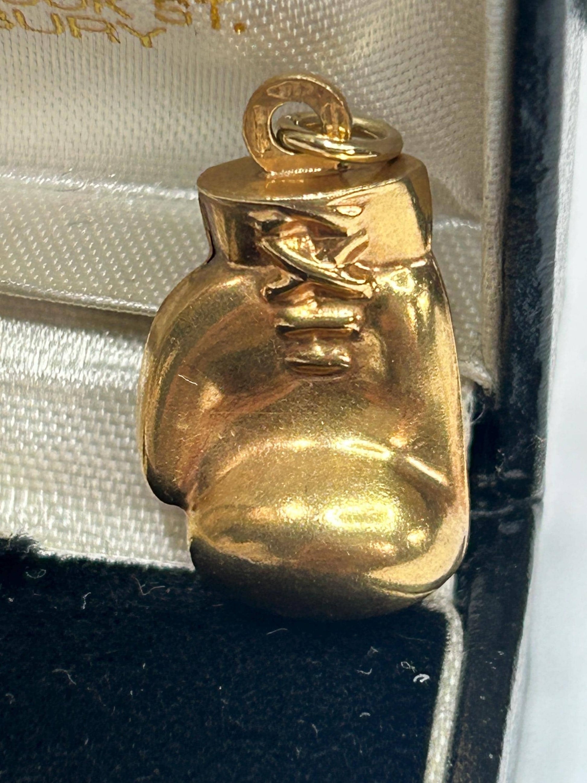 A hollow lightweight boxing glove with tie up pattern