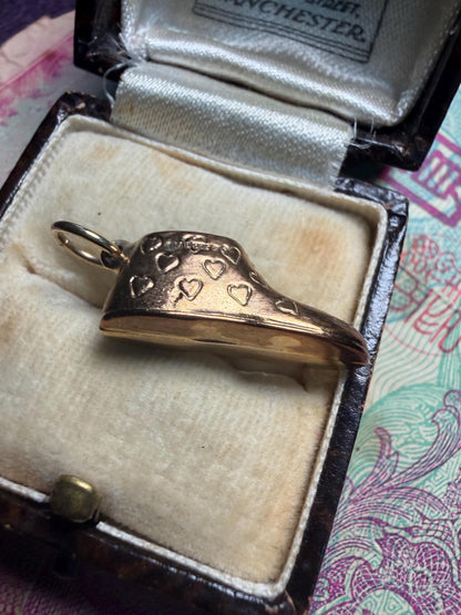 Gold boot 9 ct engraved with lovehearts