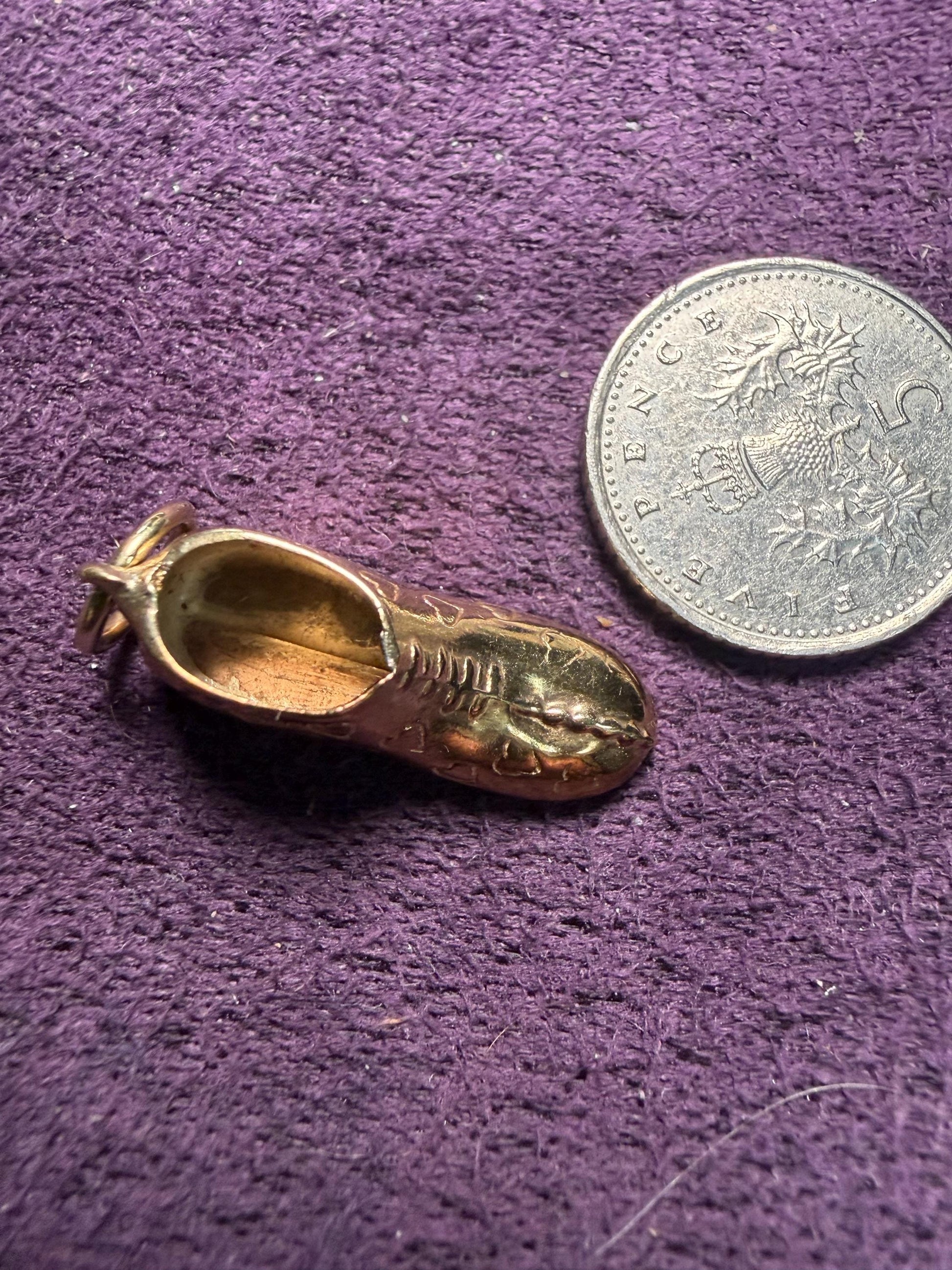 Gold boot 9 ct engraved with lovehearts