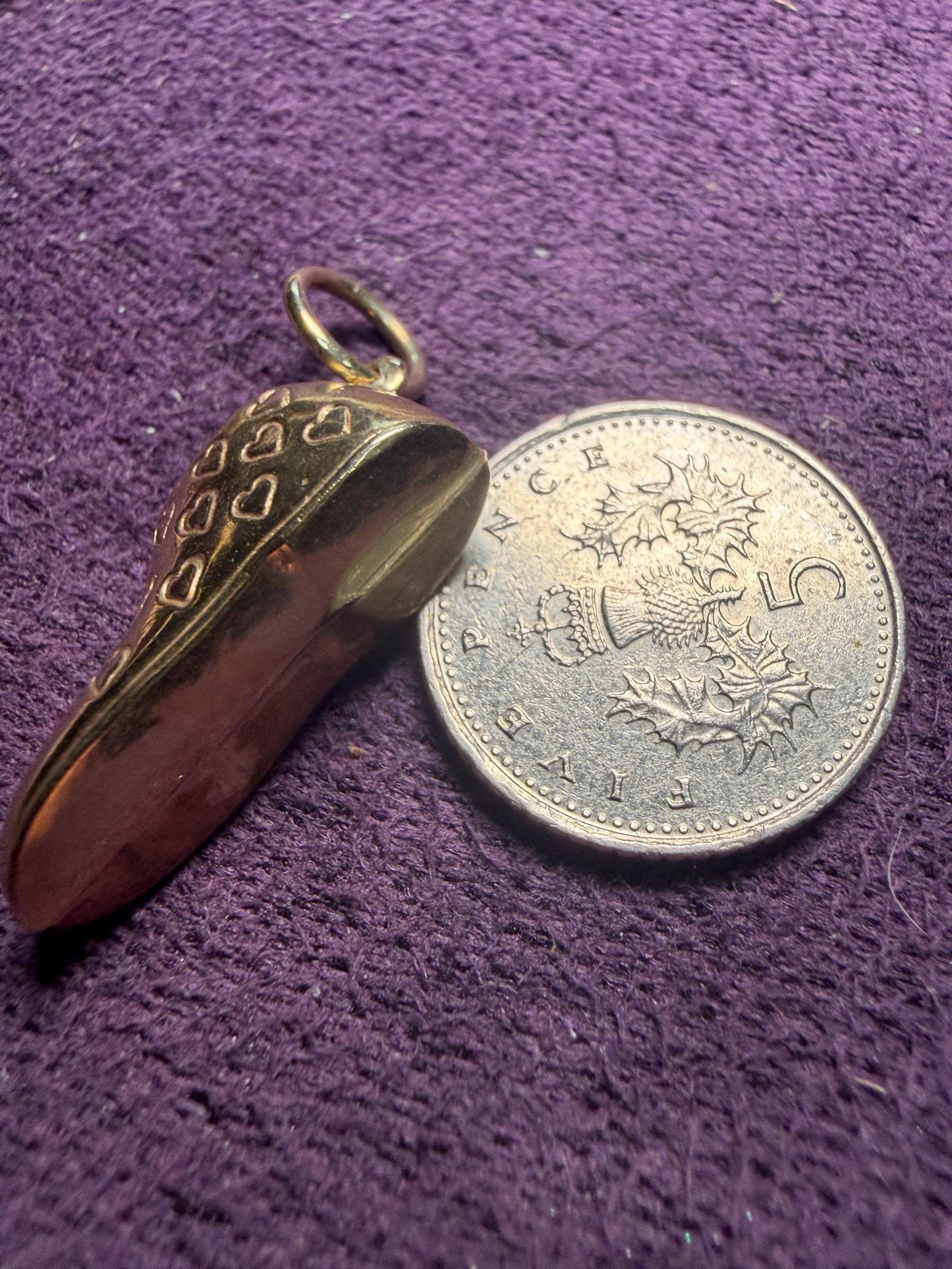 Gold boot 9 ct engraved with lovehearts