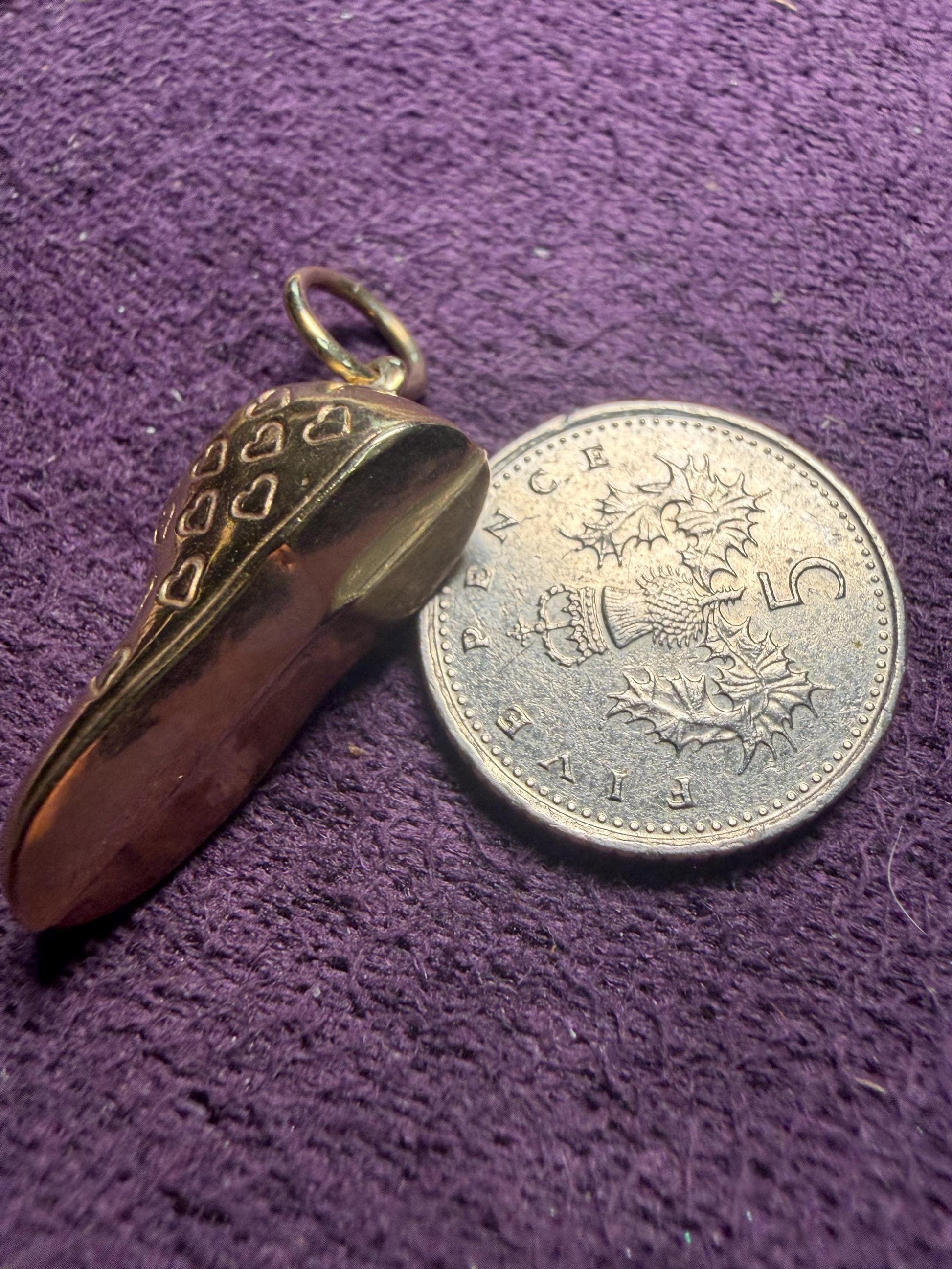 Gold boot 9 ct engraved with lovehearts