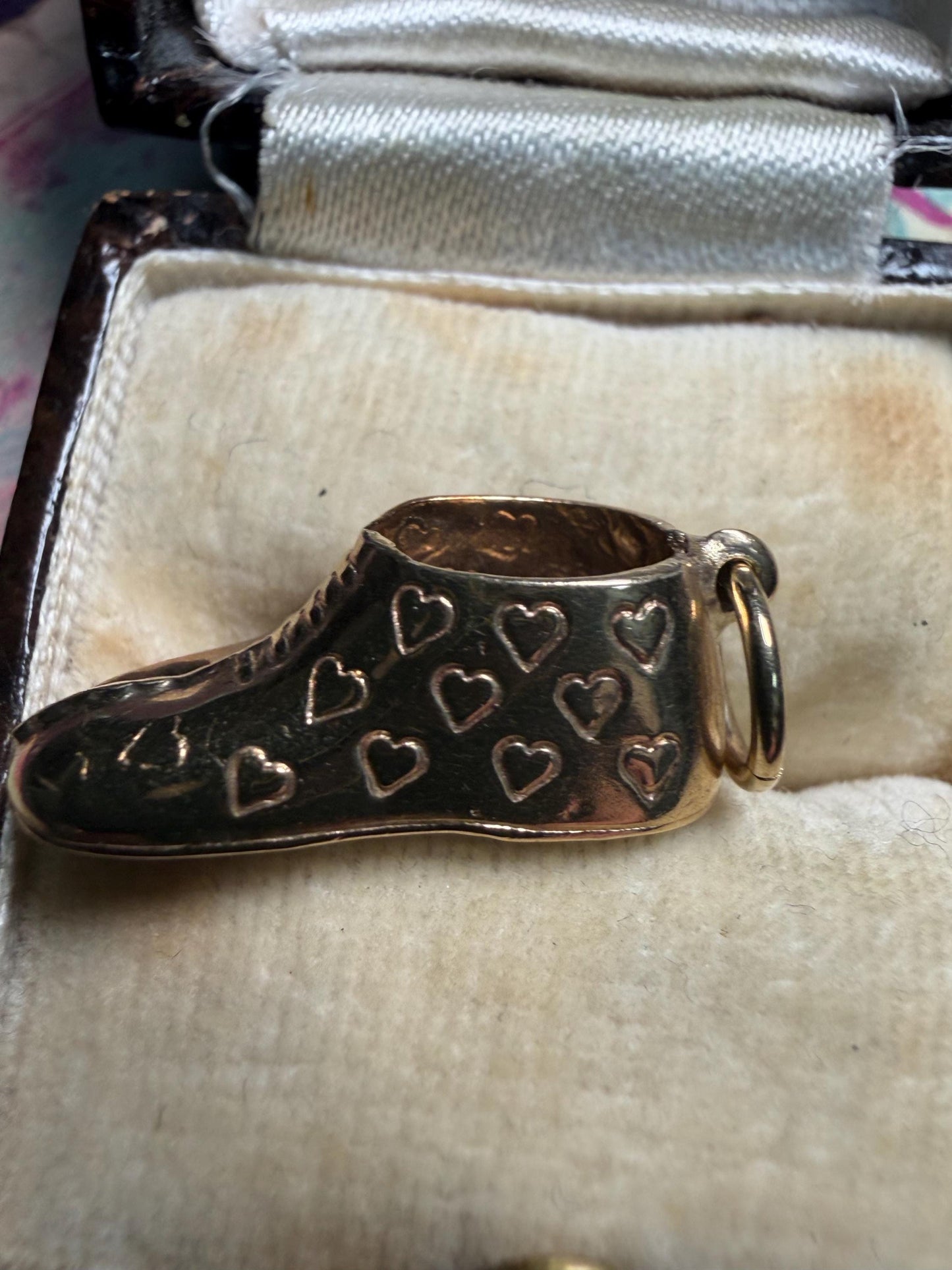 Gold boot 9 ct engraved with lovehearts