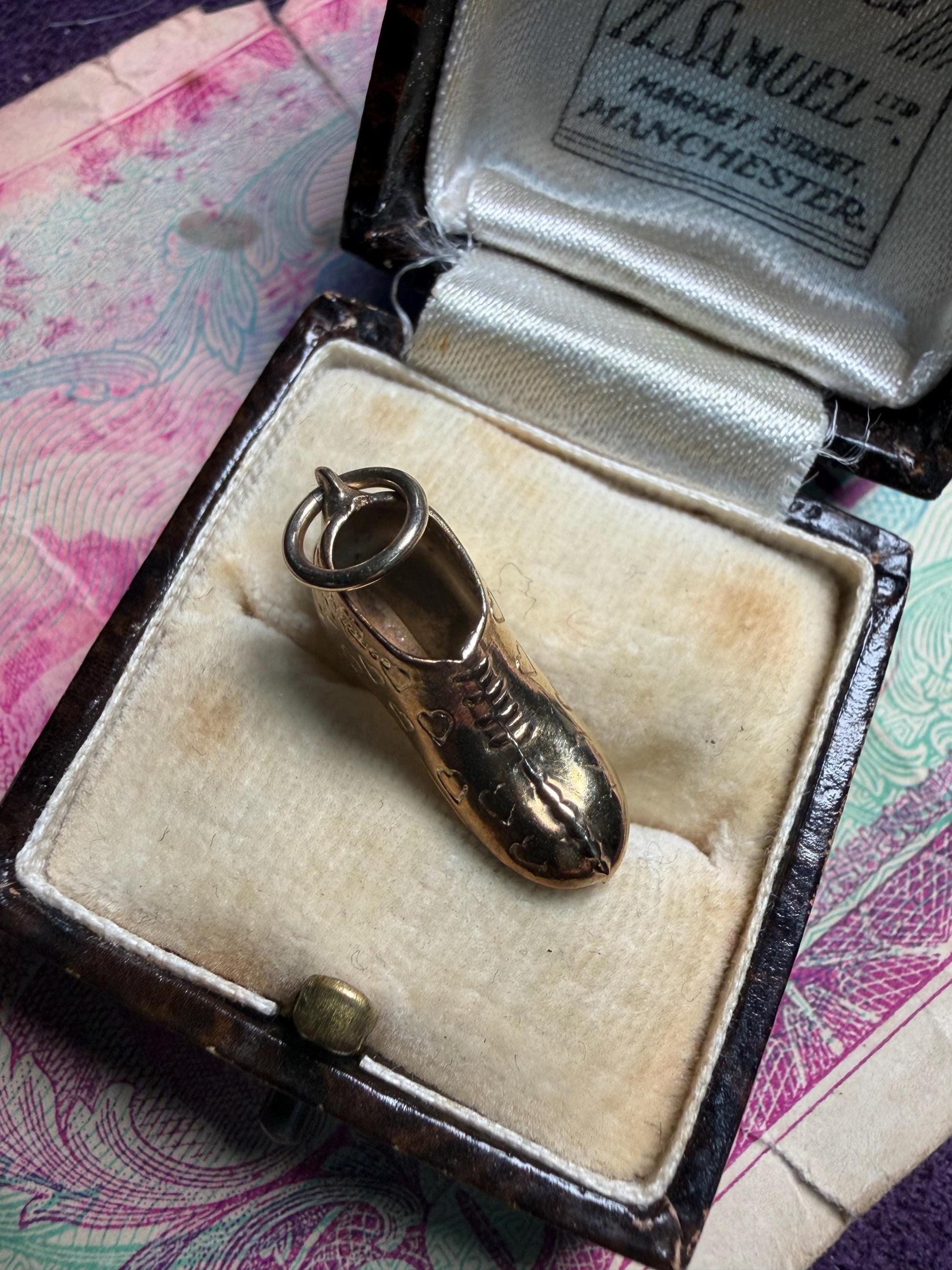 Gold boot 9 ct engraved with lovehearts