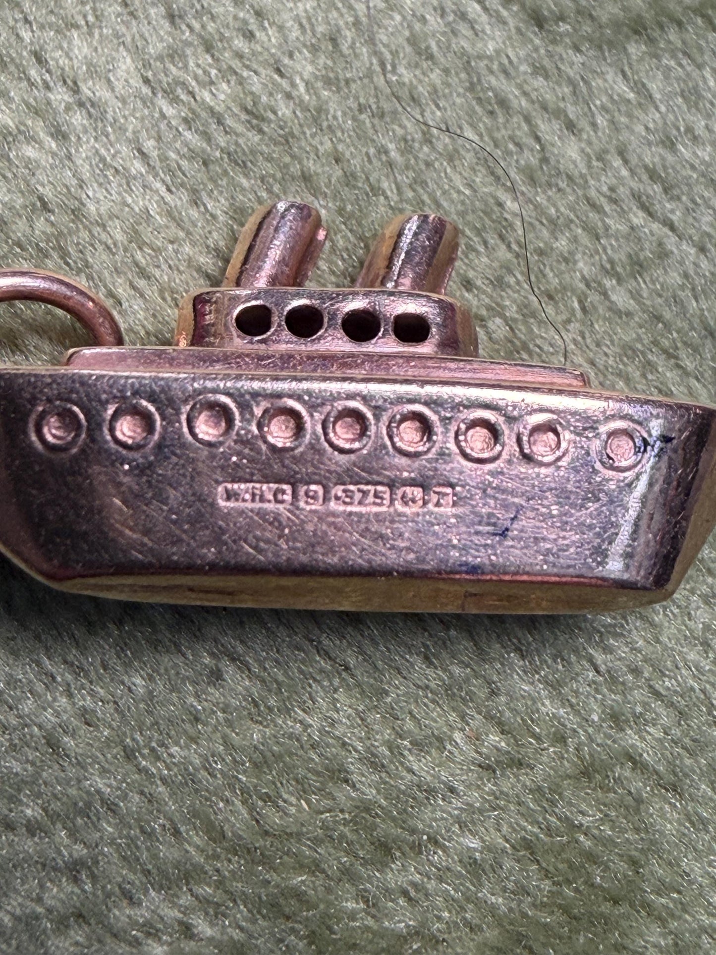 Beautiful boat great details Hallmarked 9 375 WRC 1.04 g