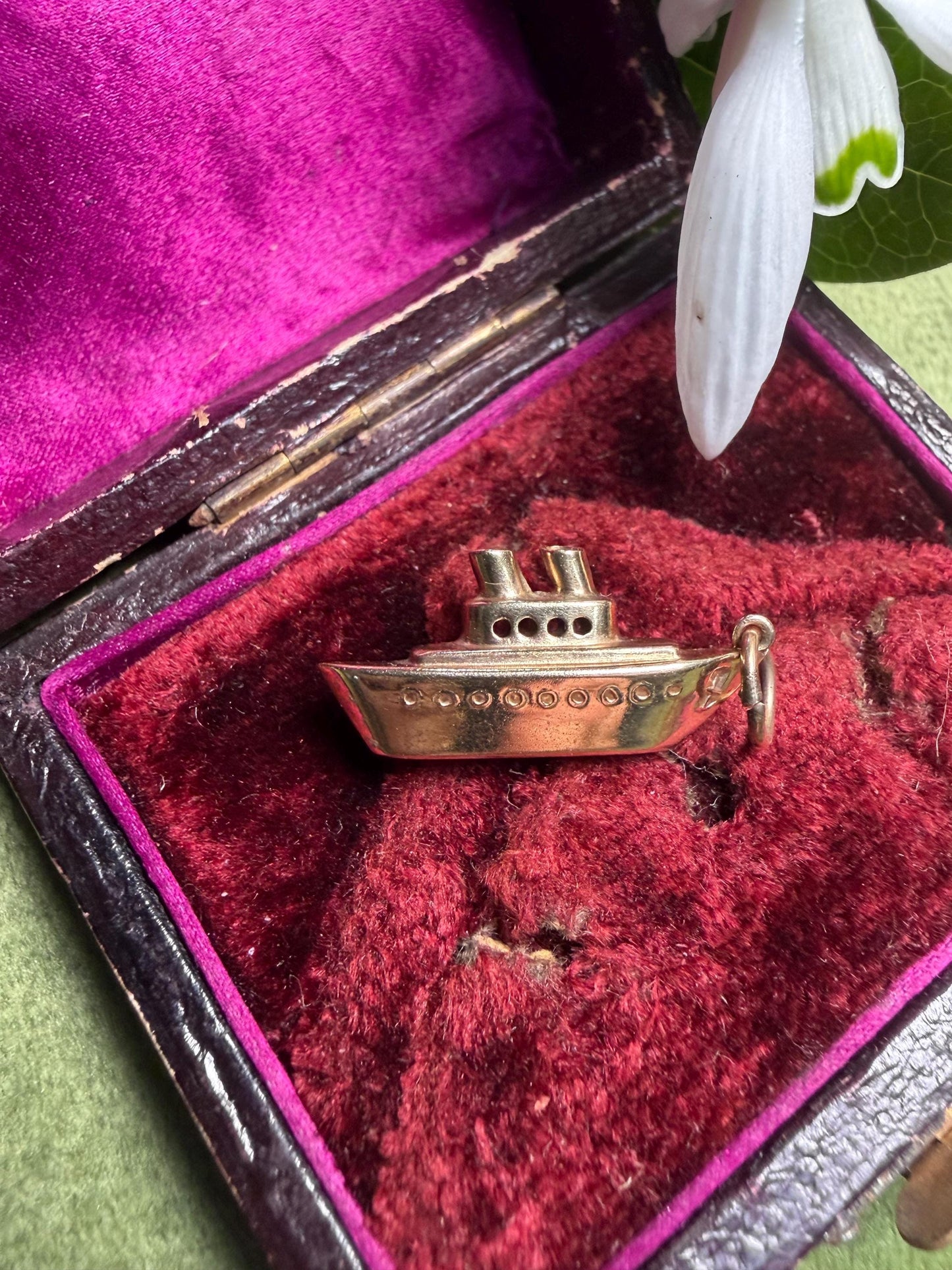 Beautiful boat great details Hallmarked 9 375 WRC 1.04 g