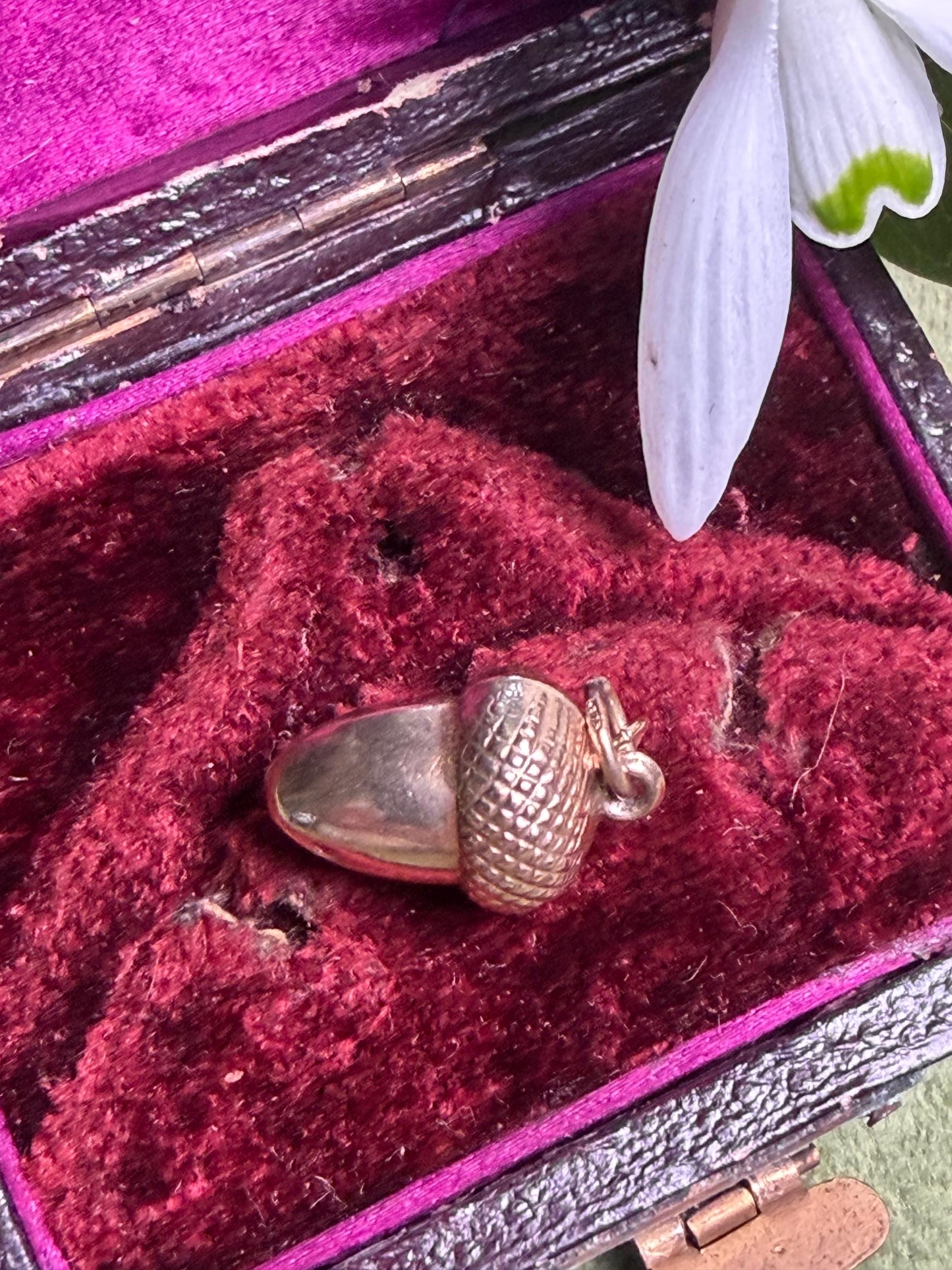 9ct gold Acorn charm / excellent condition