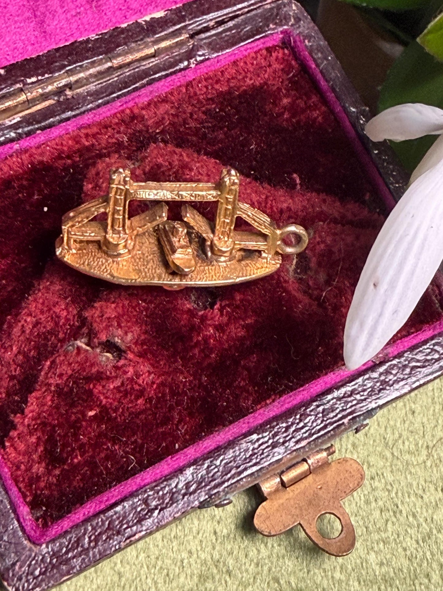 A unique and sought after charm ‘ the Tower Bridge ‘ 3.49 g with moving boat built in 25 m x 12 m fully hallmarked