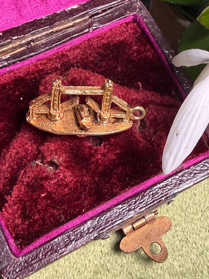 A unique and sought after charm ‘ the Tower Bridge ‘ 3.49 g with moving boat built in 25 m x 12 m fully hallmarked