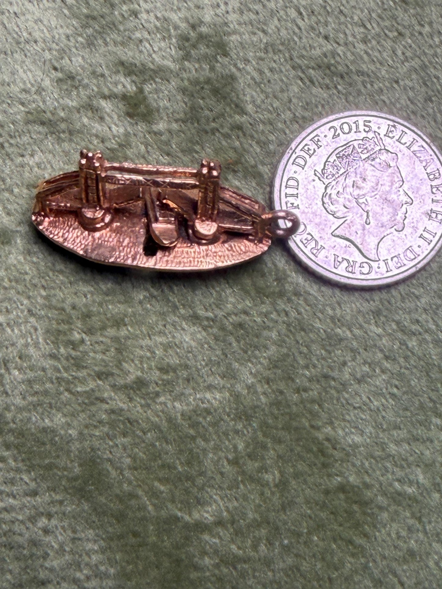 A unique and sought after charm ‘ the Tower Bridge ‘ 3.49 g with moving boat built in 25 m x 12 m fully hallmarked