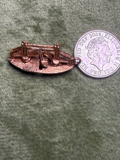 A unique and sought after charm ‘ the Tower Bridge ‘ 3.49 g with moving boat built in 25 m x 12 m fully hallmarked