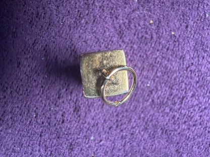 Dice Holder - dated 1989 . Nice outer case in 9 ct gold hold two dice one white one red - the case hinges open at the bar so 