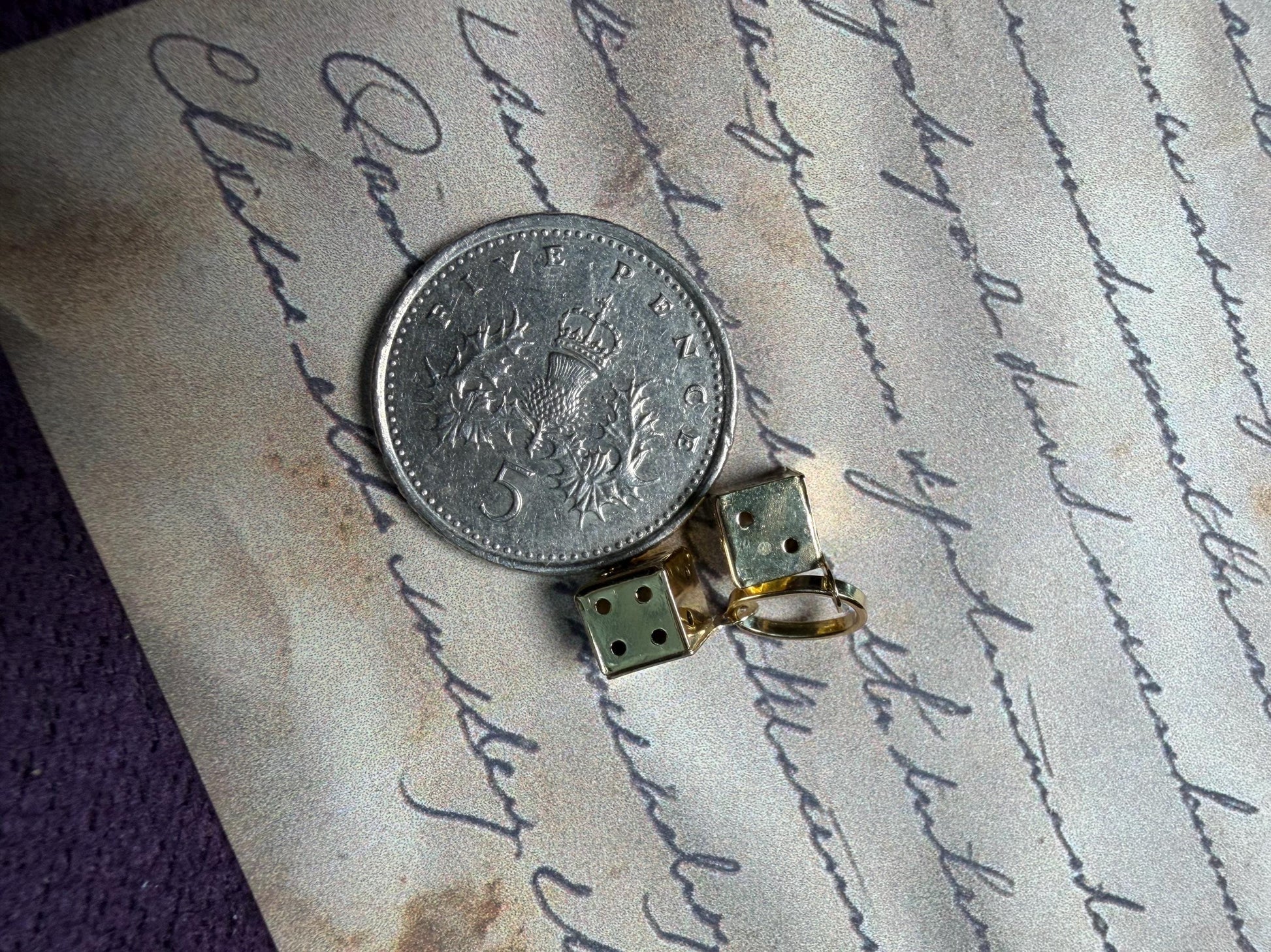 A pair of cute dice - 9ct gold