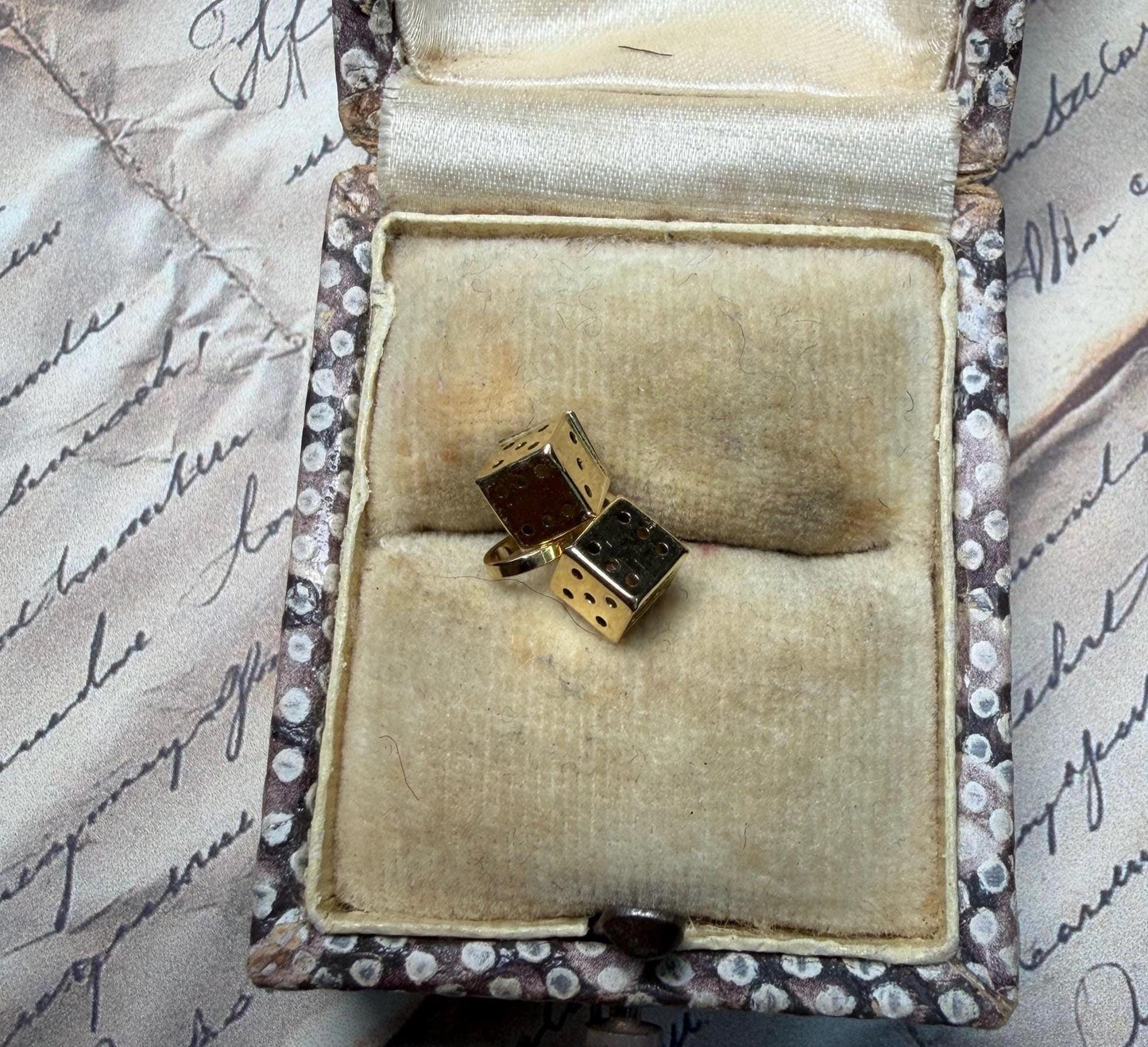 A pair of cute dice - 9ct gold