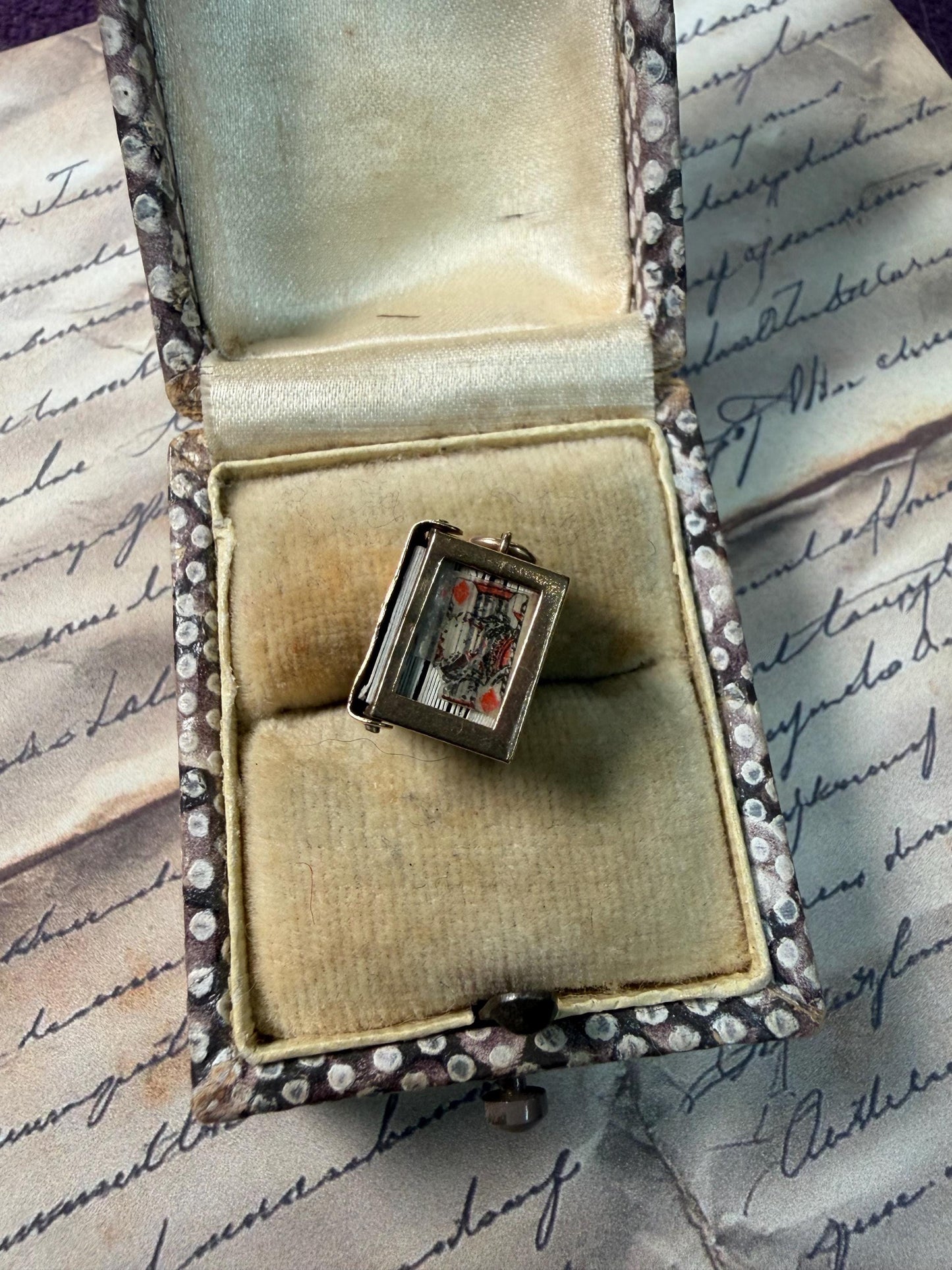 9ct gold cube with tiny playing cards - in good condition for year - small back of playing cards inside