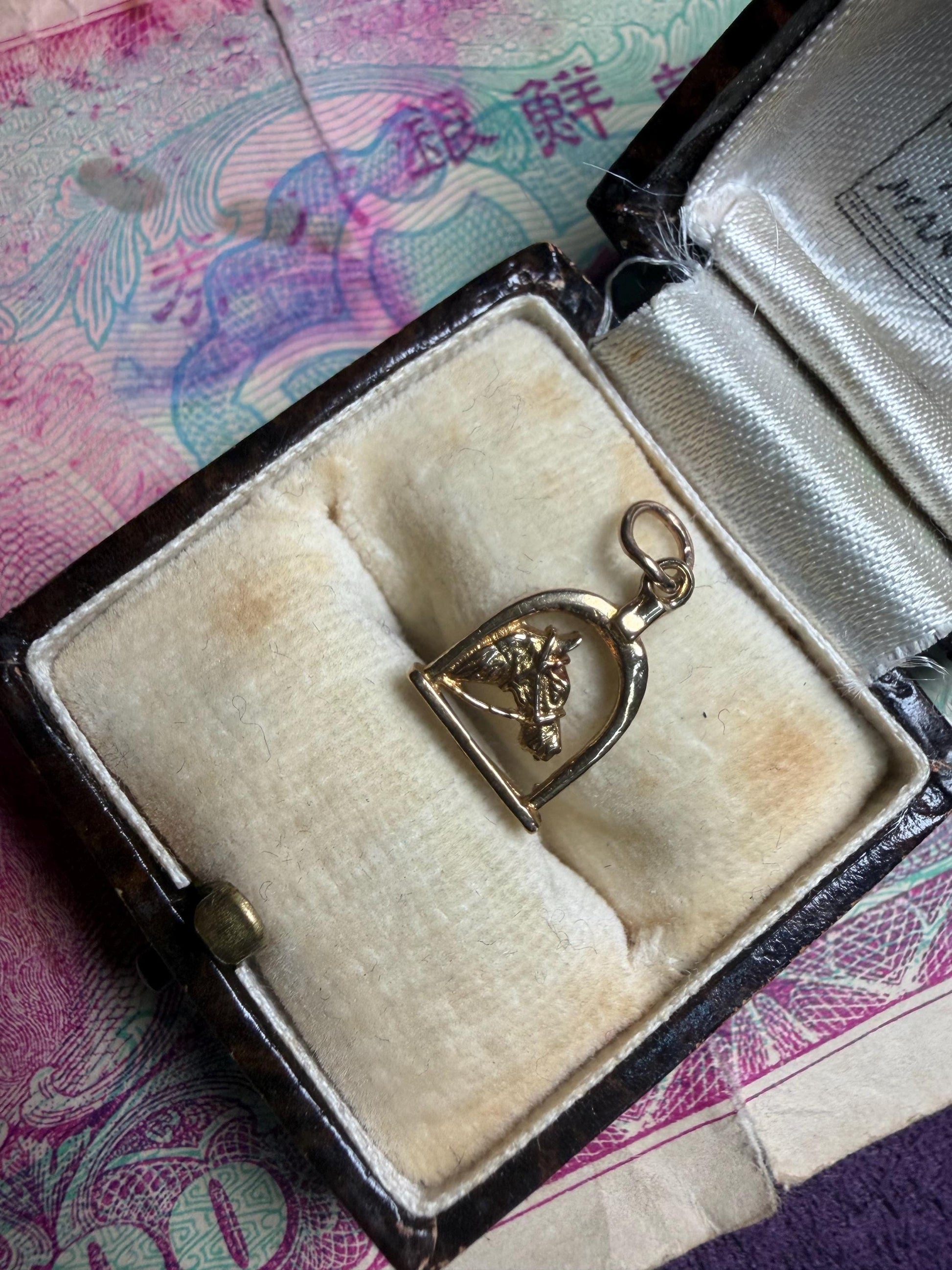 9ct gold vintage horse head in horse shoe