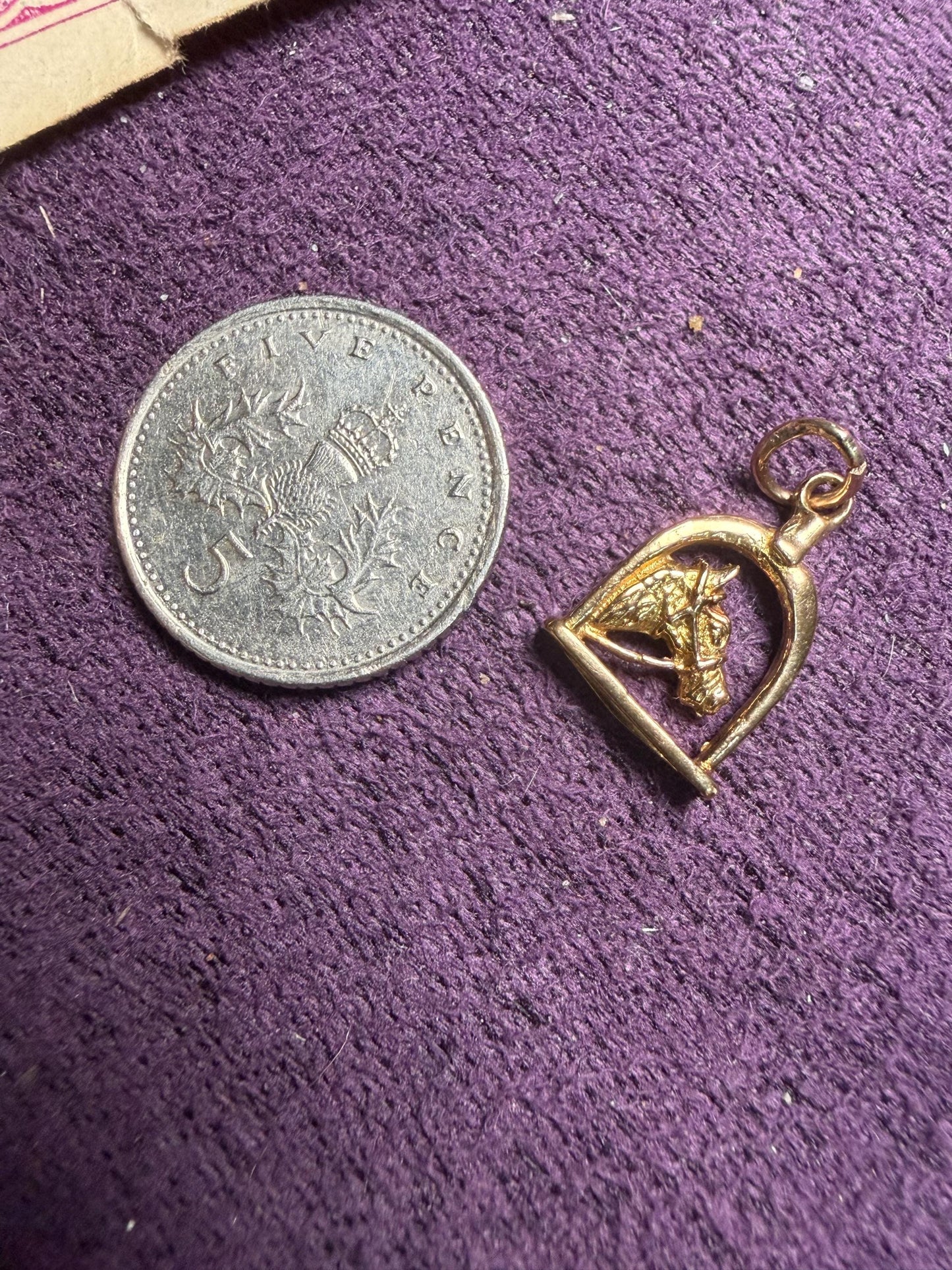 9ct gold vintage horse head in horse shoe