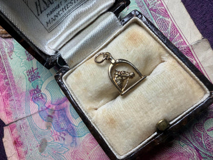 9ct gold vintage horse head in horse shoe