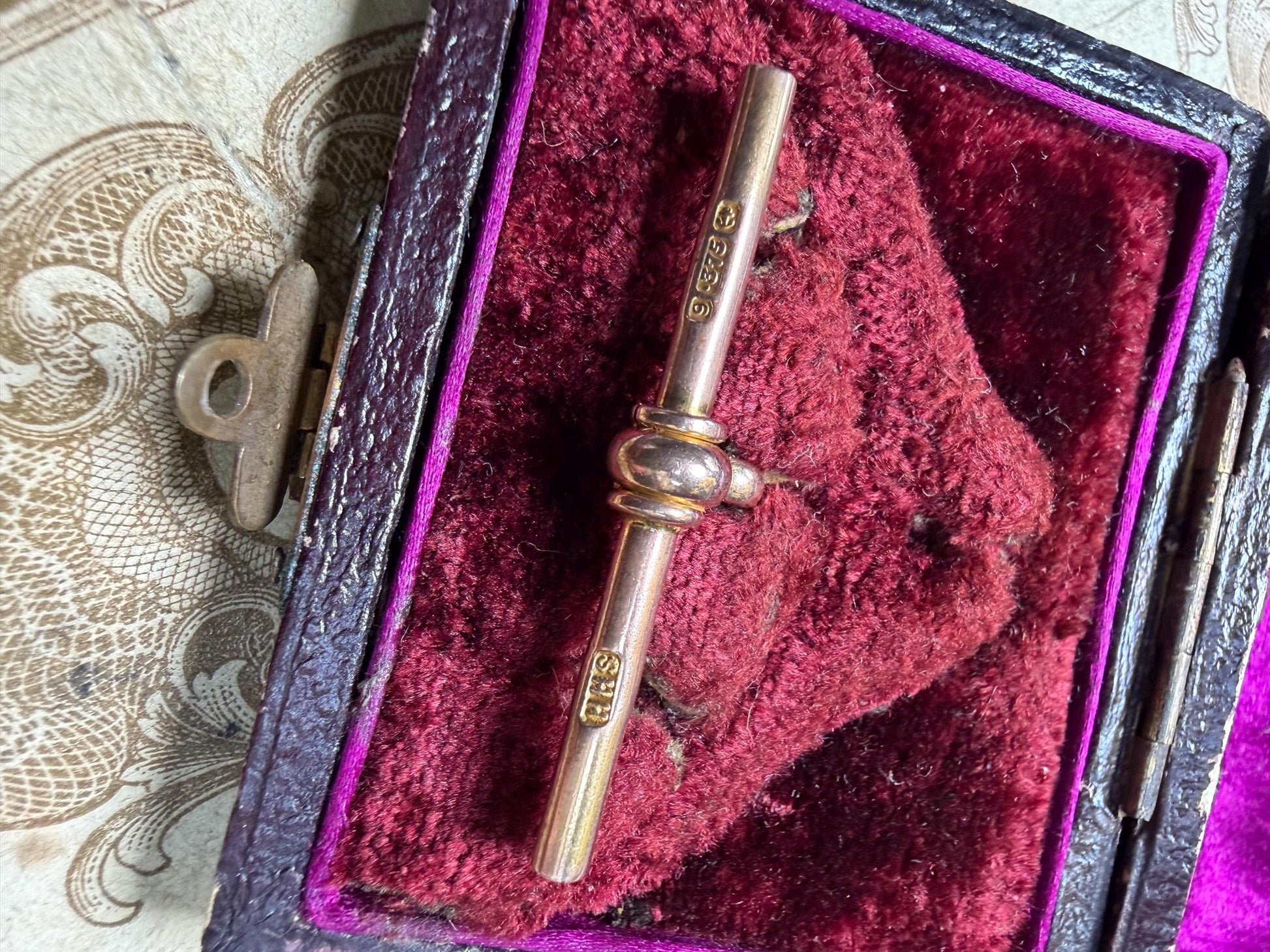 9ct rose gold T bar - excellent condition vintage/ hallmarked HHS 9 374 3.3 g
