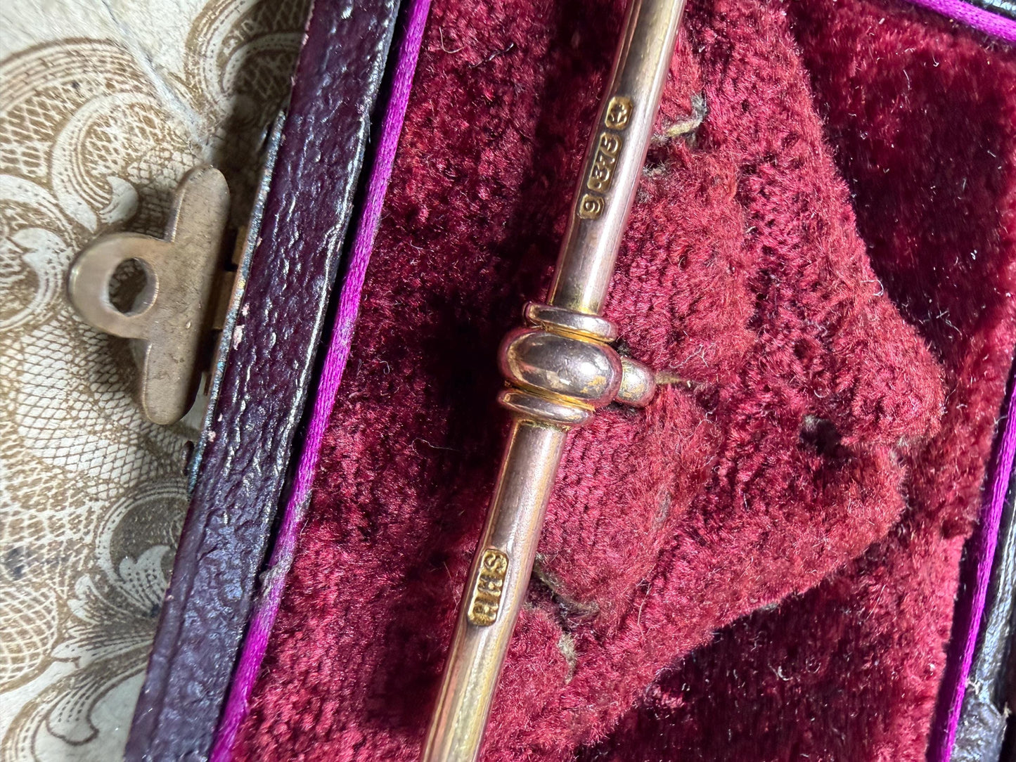 9ct rose gold T bar - excellent condition vintage/ hallmarked HHS 9 374 3.3 g