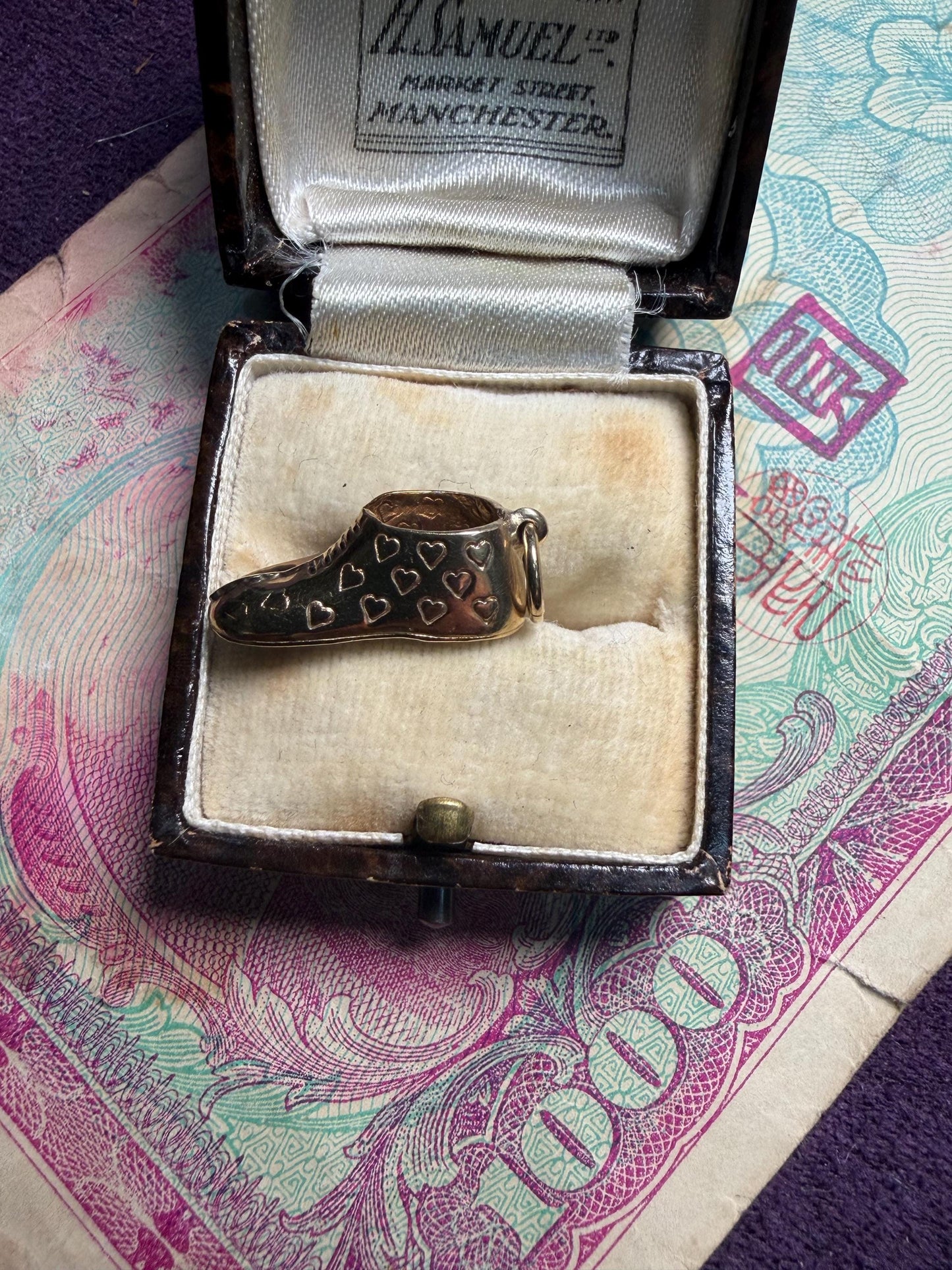 Gold boot 9 ct engraved with lovehearts