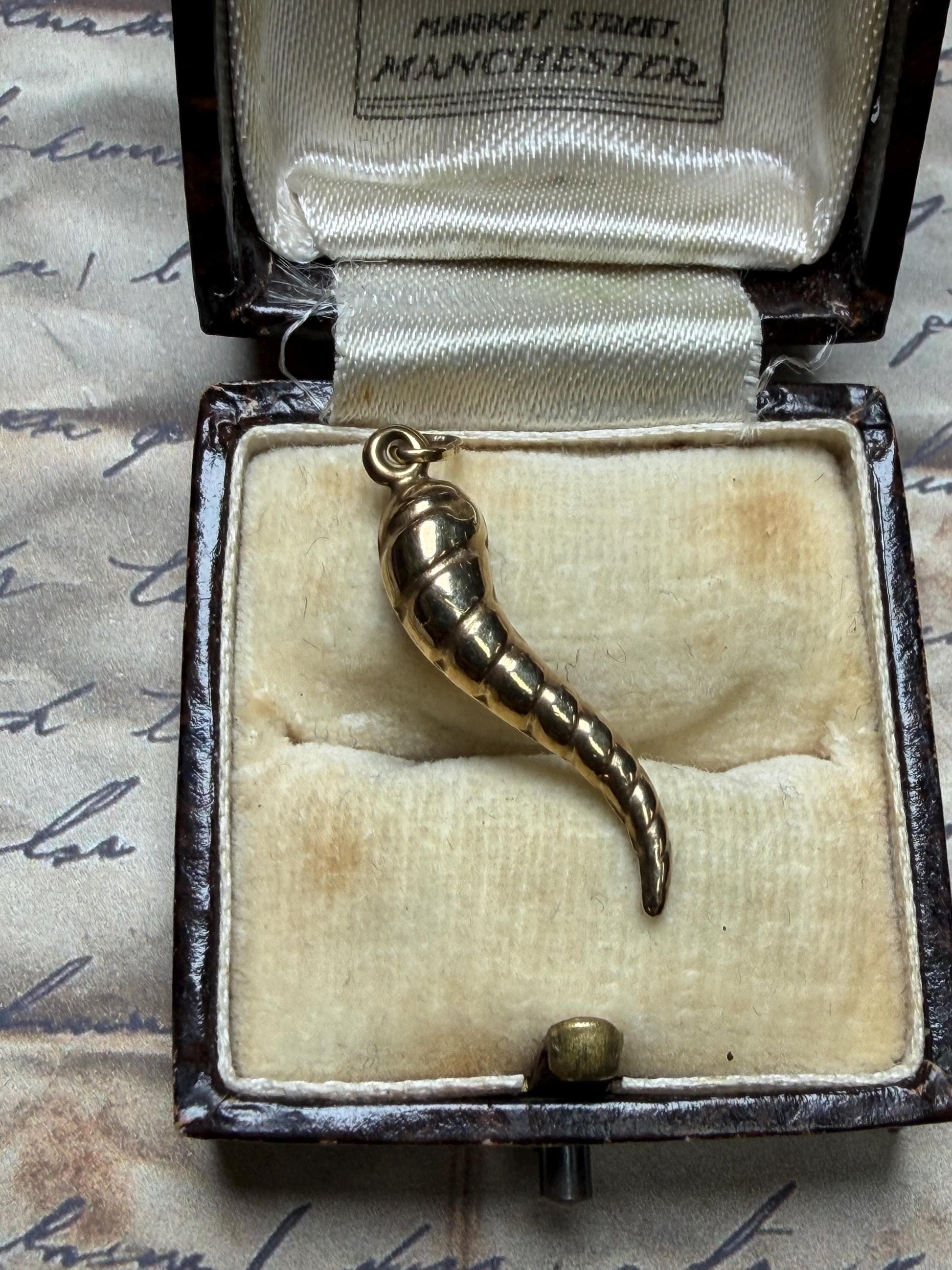 Lovely twisted 9ct gold horn