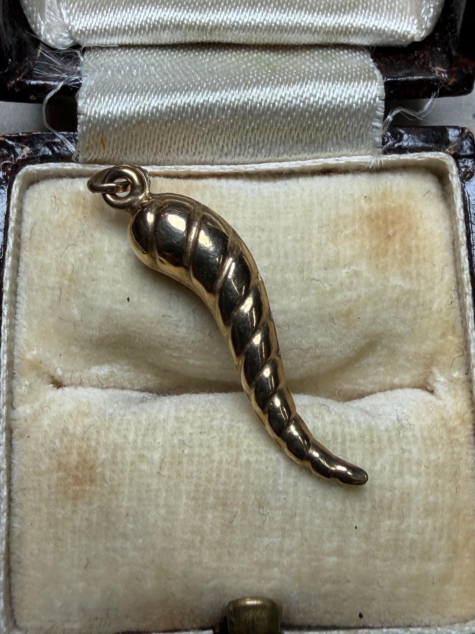 Lovely twisted 9ct gold horn