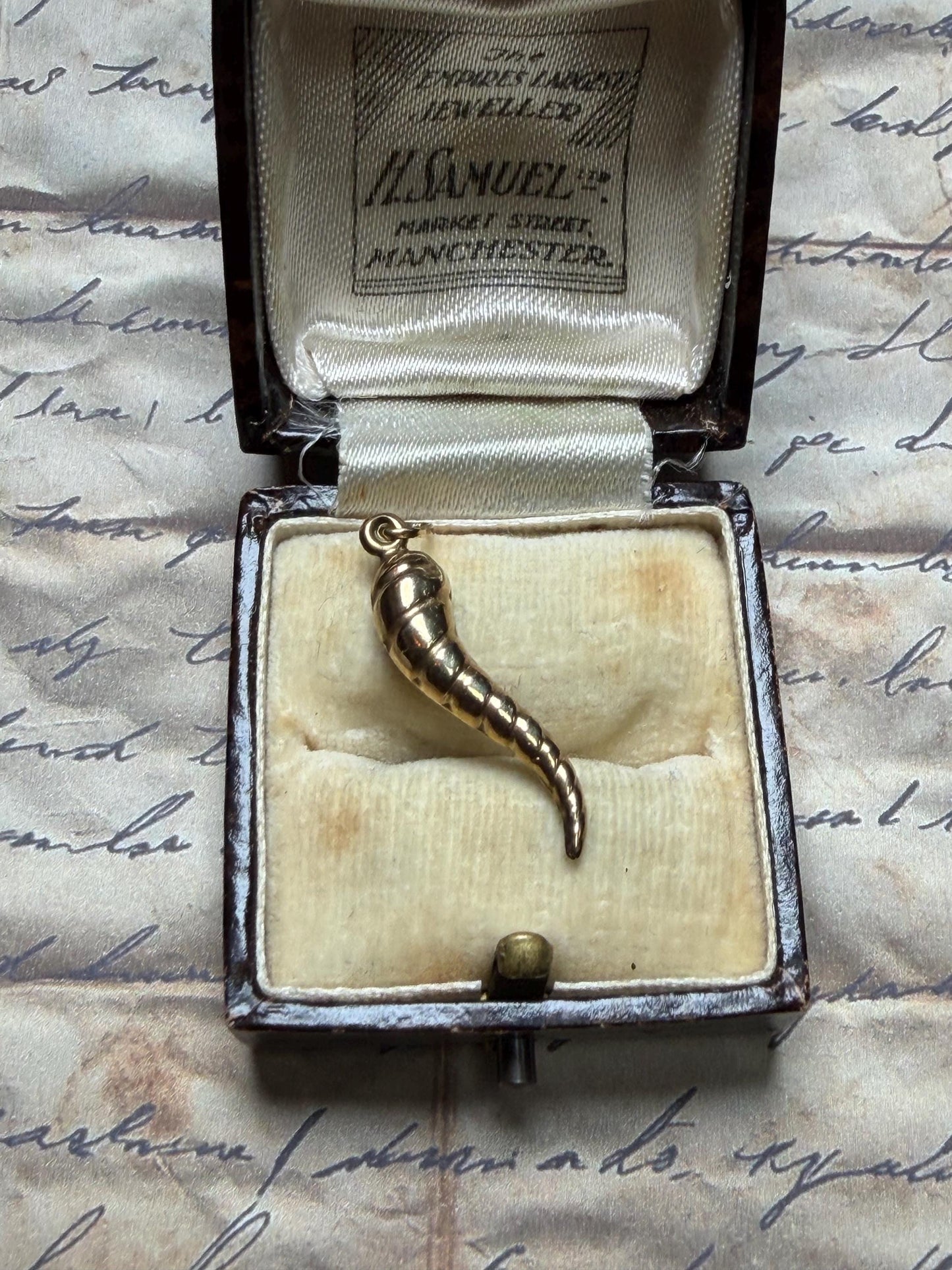 Lovely twisted 9ct gold horn