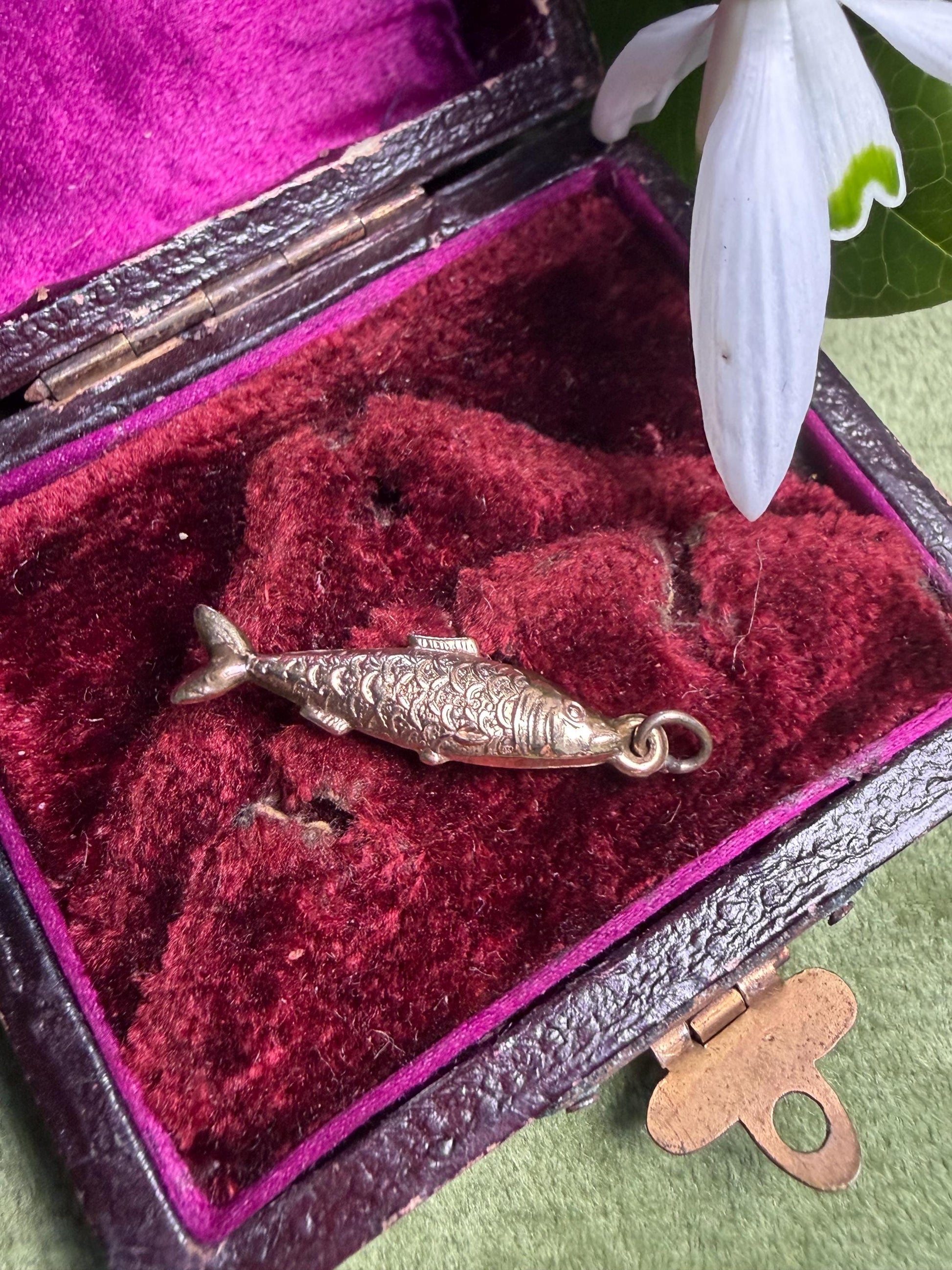 Fish pendant 9ct gold