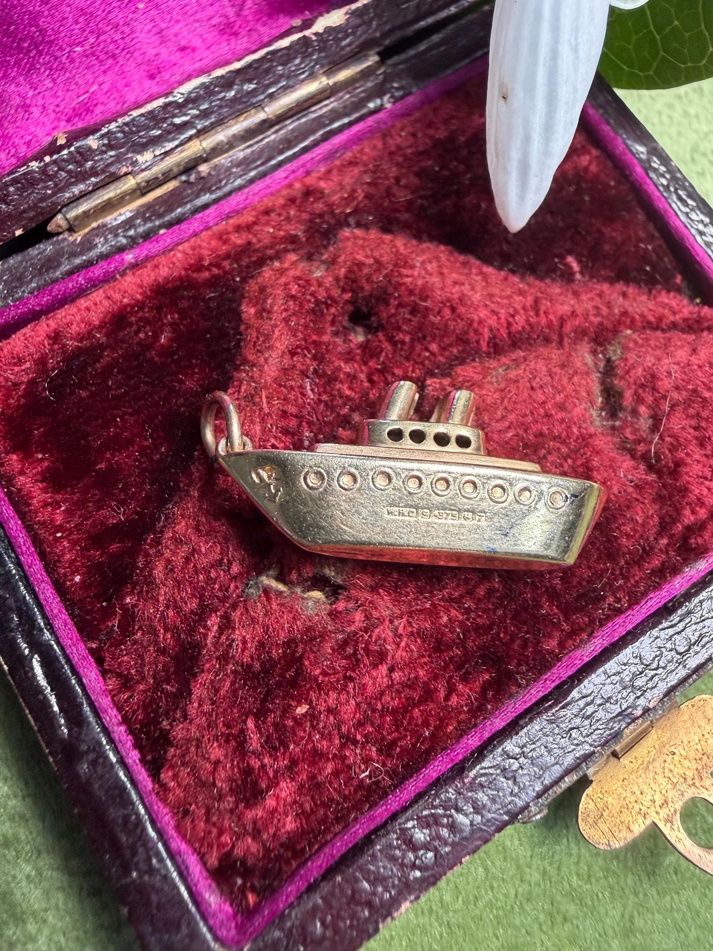 Beautiful boat great details Hallmarked 9 375 WRC 1.04 g