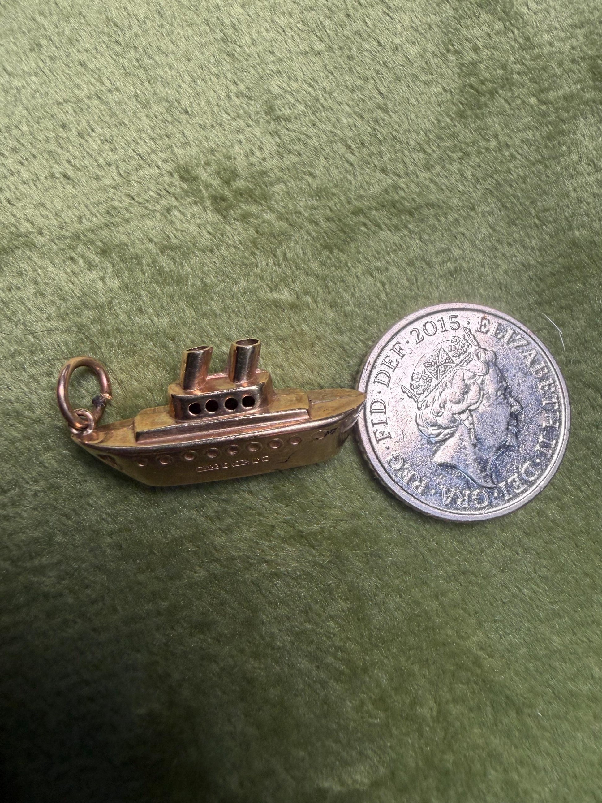 Beautiful boat great details Hallmarked 9 375 WRC 1.04 g