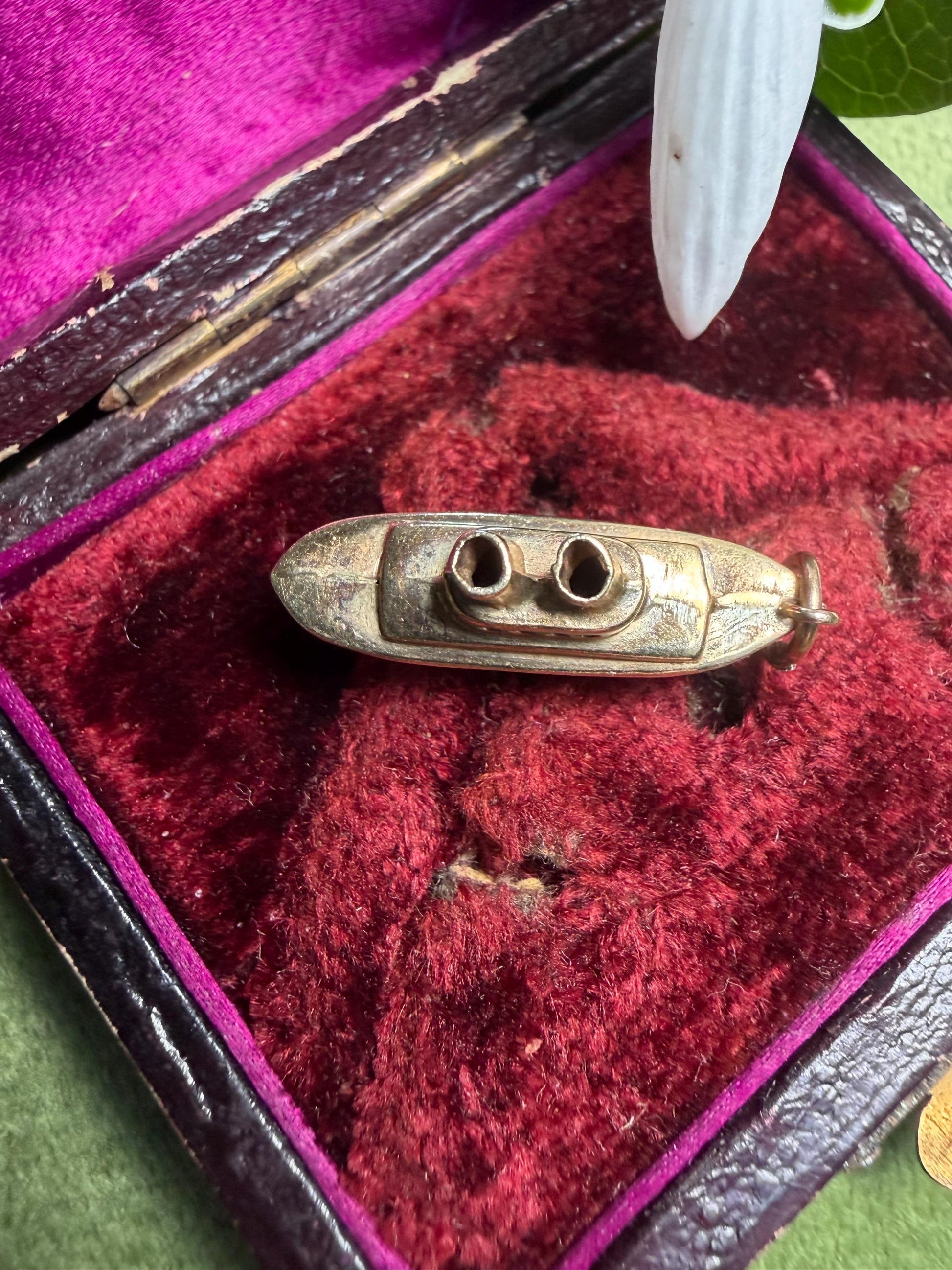 Beautiful boat great details Hallmarked 9 375 WRC 1.04 g