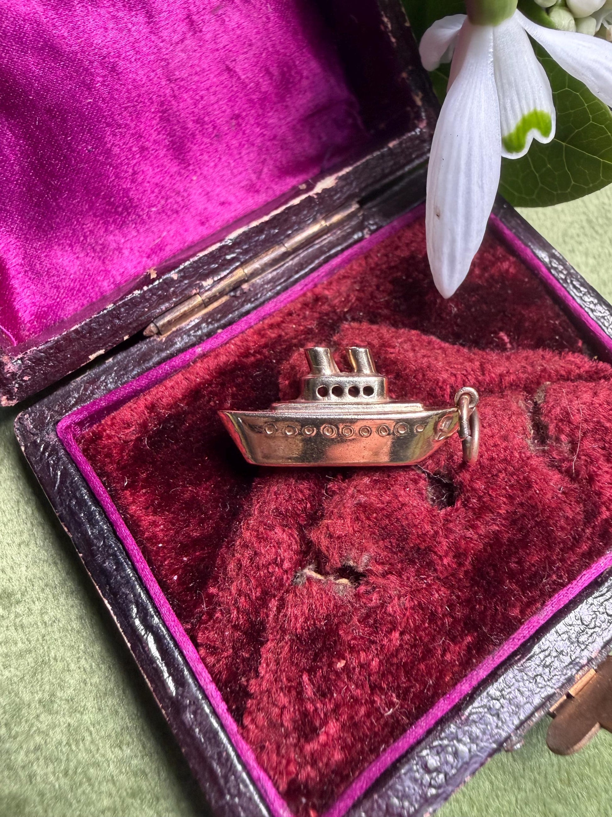 Beautiful boat great details Hallmarked 9 375 WRC 1.04 g