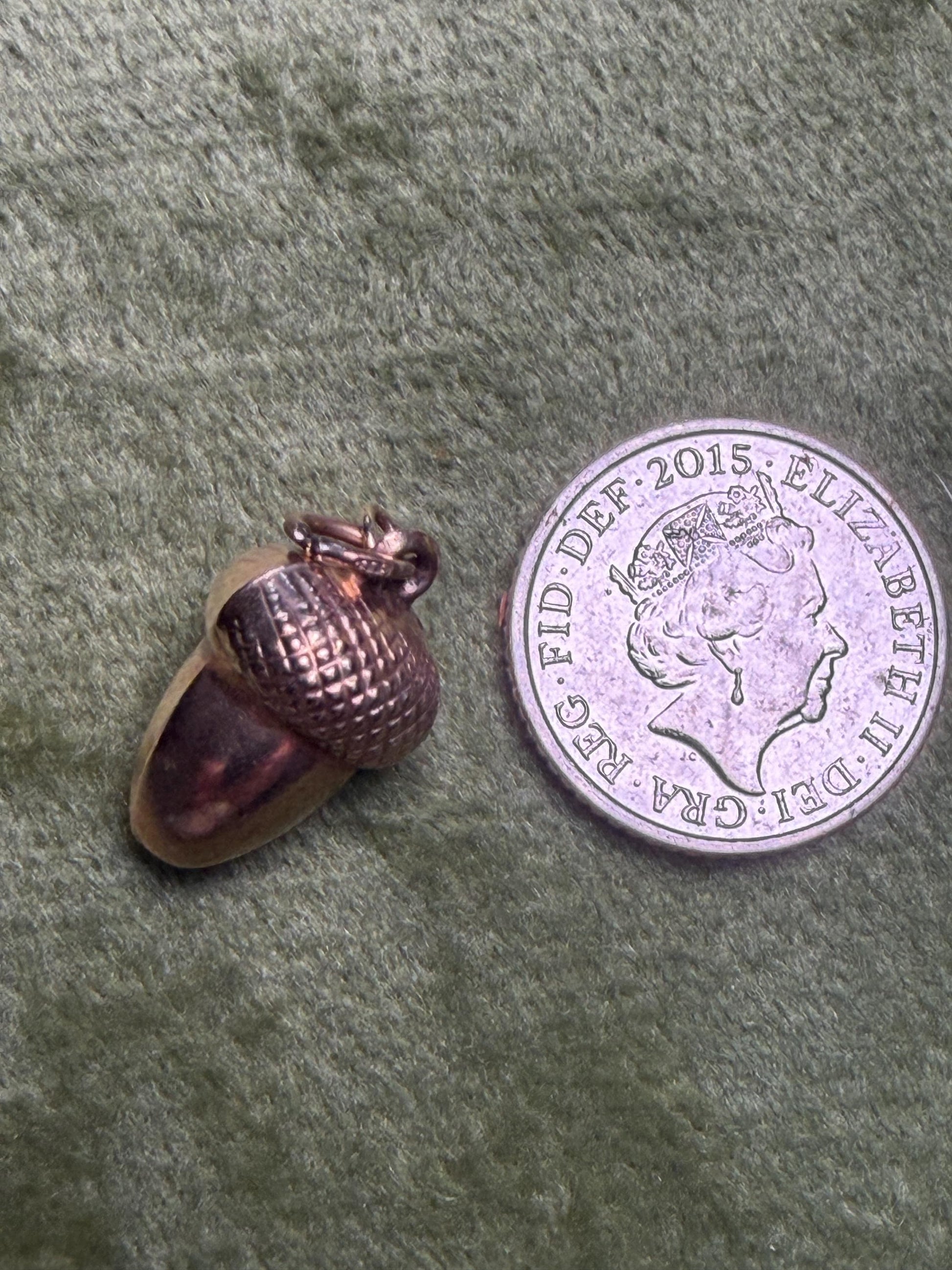 9ct gold Acorn charm / excellent condition