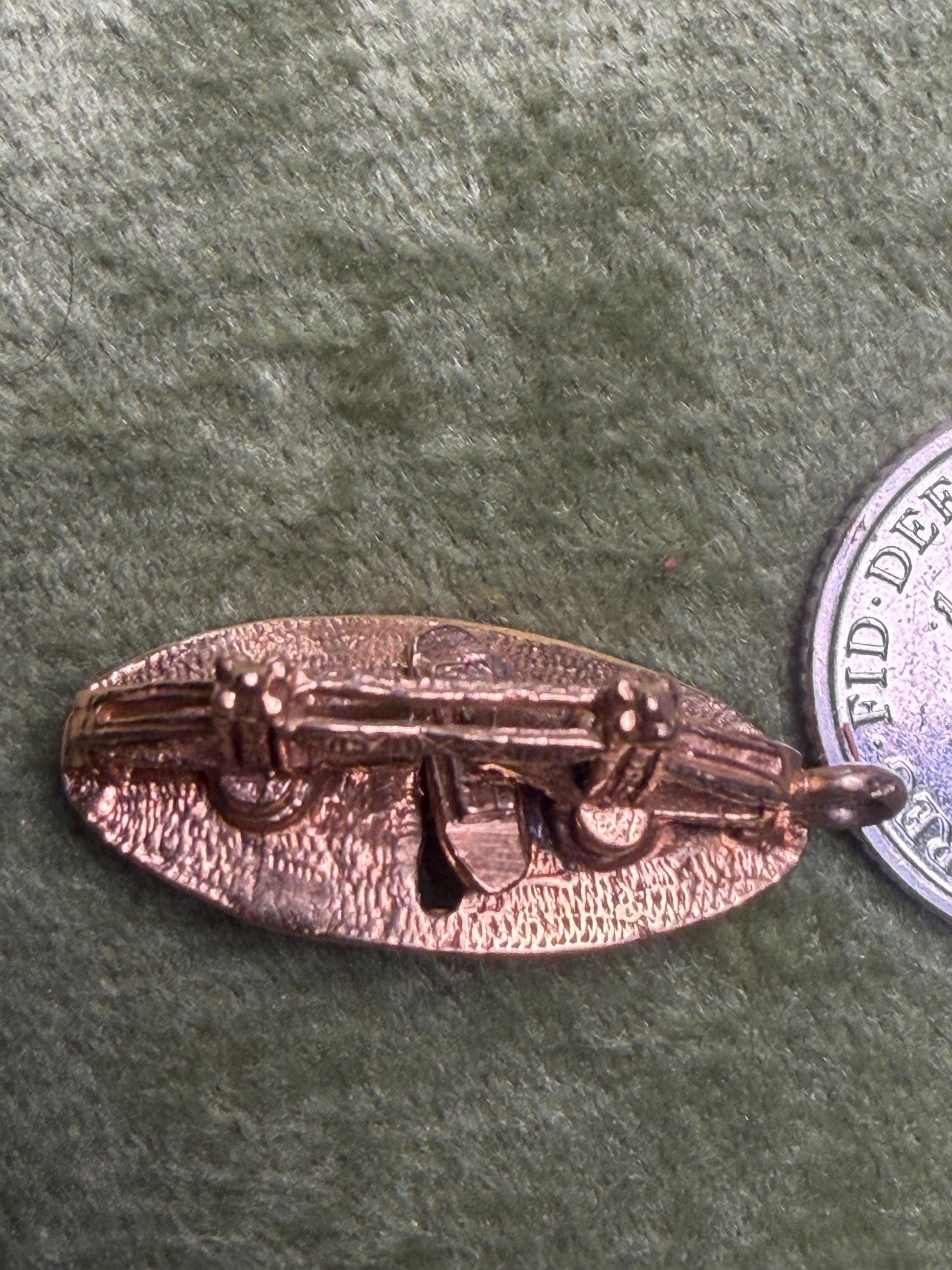 A unique and sought after charm ‘ the Tower Bridge ‘ 3.49 g with moving boat built in 25 m x 12 m fully hallmarked