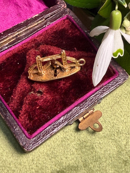 A unique and sought after charm ‘ the Tower Bridge ‘ 3.49 g with moving boat built in 25 m x 12 m fully hallmarked